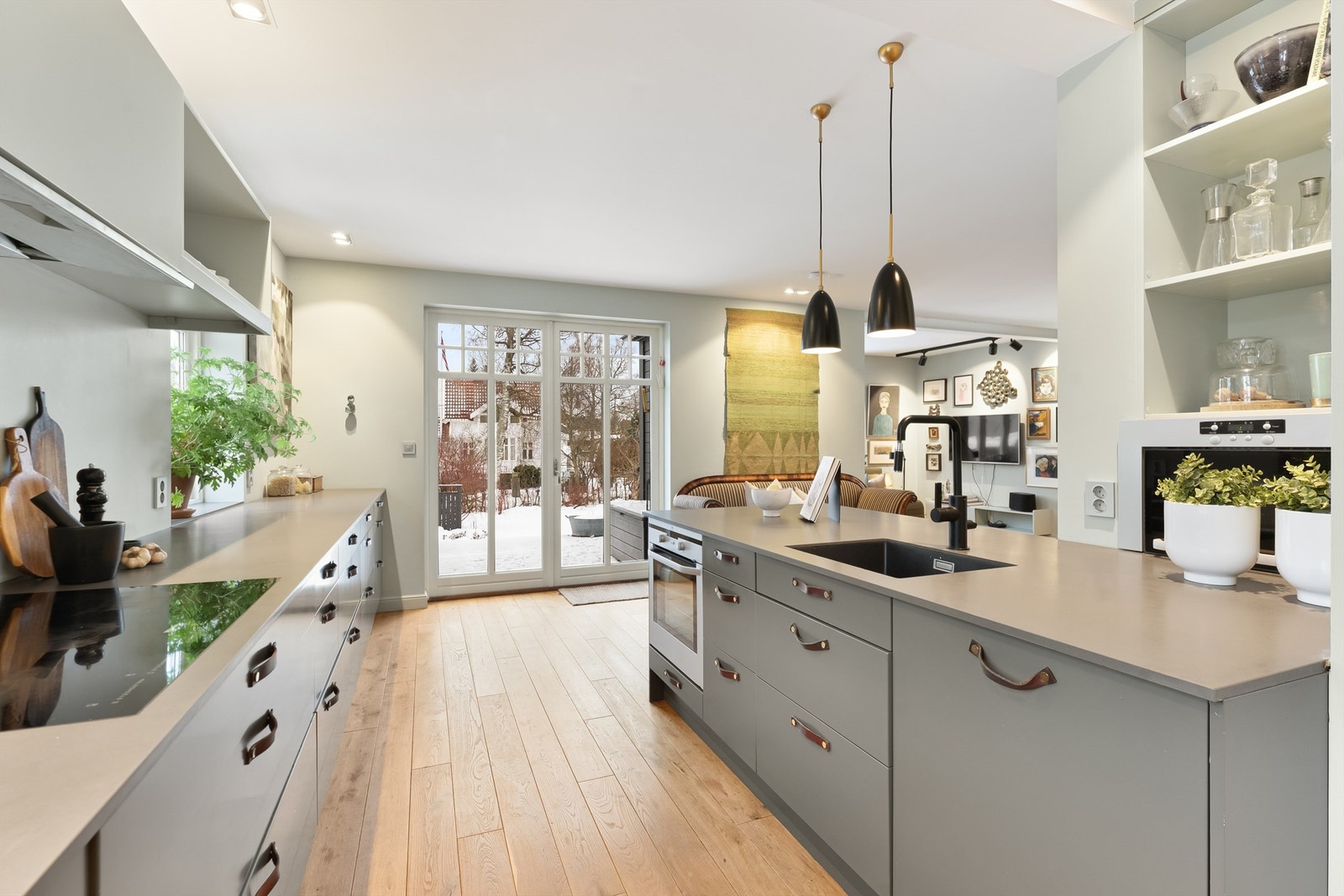 Fra kjøkkenet er det direkte utgang til terrassen og hagen. Galleribilde