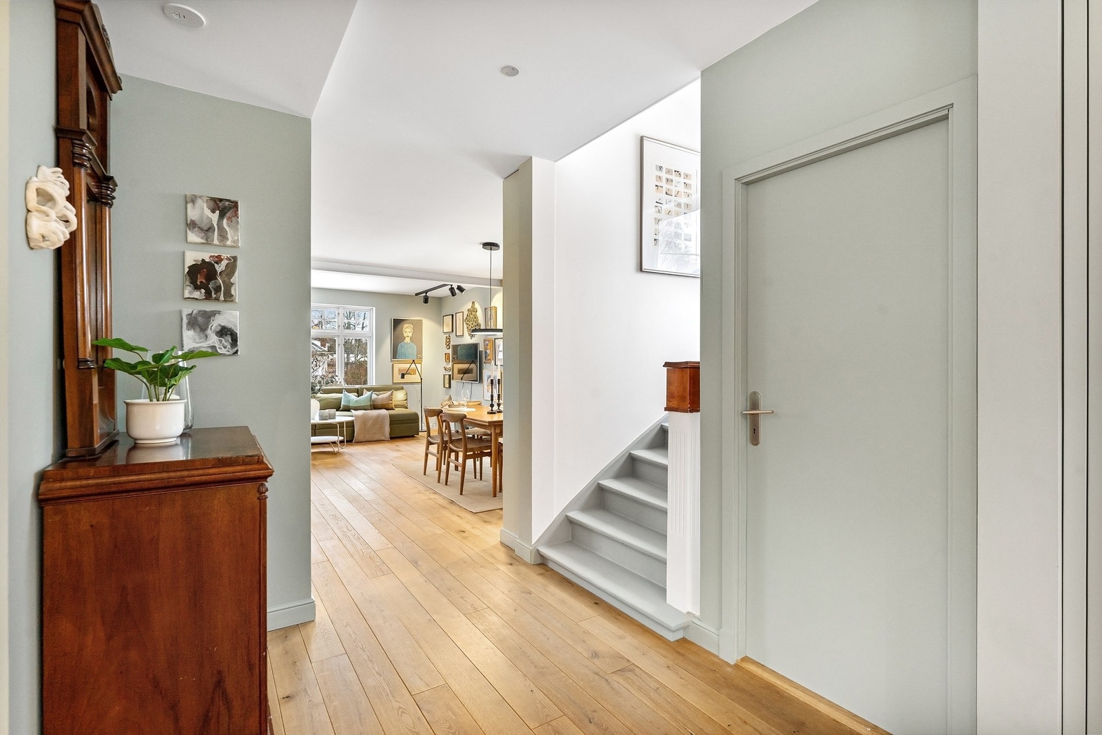 Gangen leder videre innover i boligen og til trappen mot andre etasje. Galleribilde