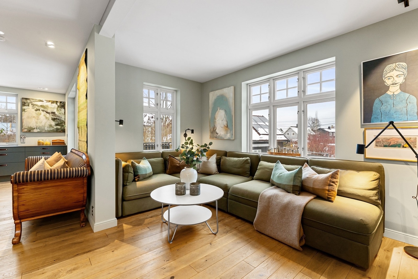 Den åpne løsningen gir en god romfølelse og fleksible møbleringsmuligheter. Galleribilde