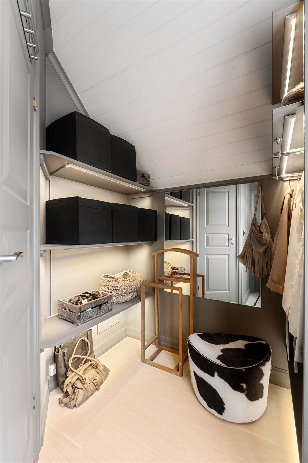 Praktisk walk-in-closet med god belysning og smarte hyllesystemer. Galleribilde