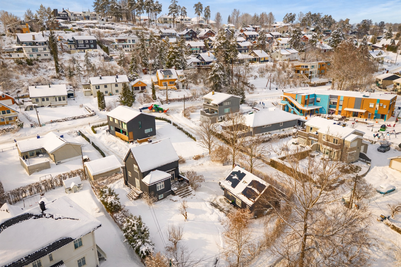Boligen ligger skjermet til på en romslig tomt. Galleribilde