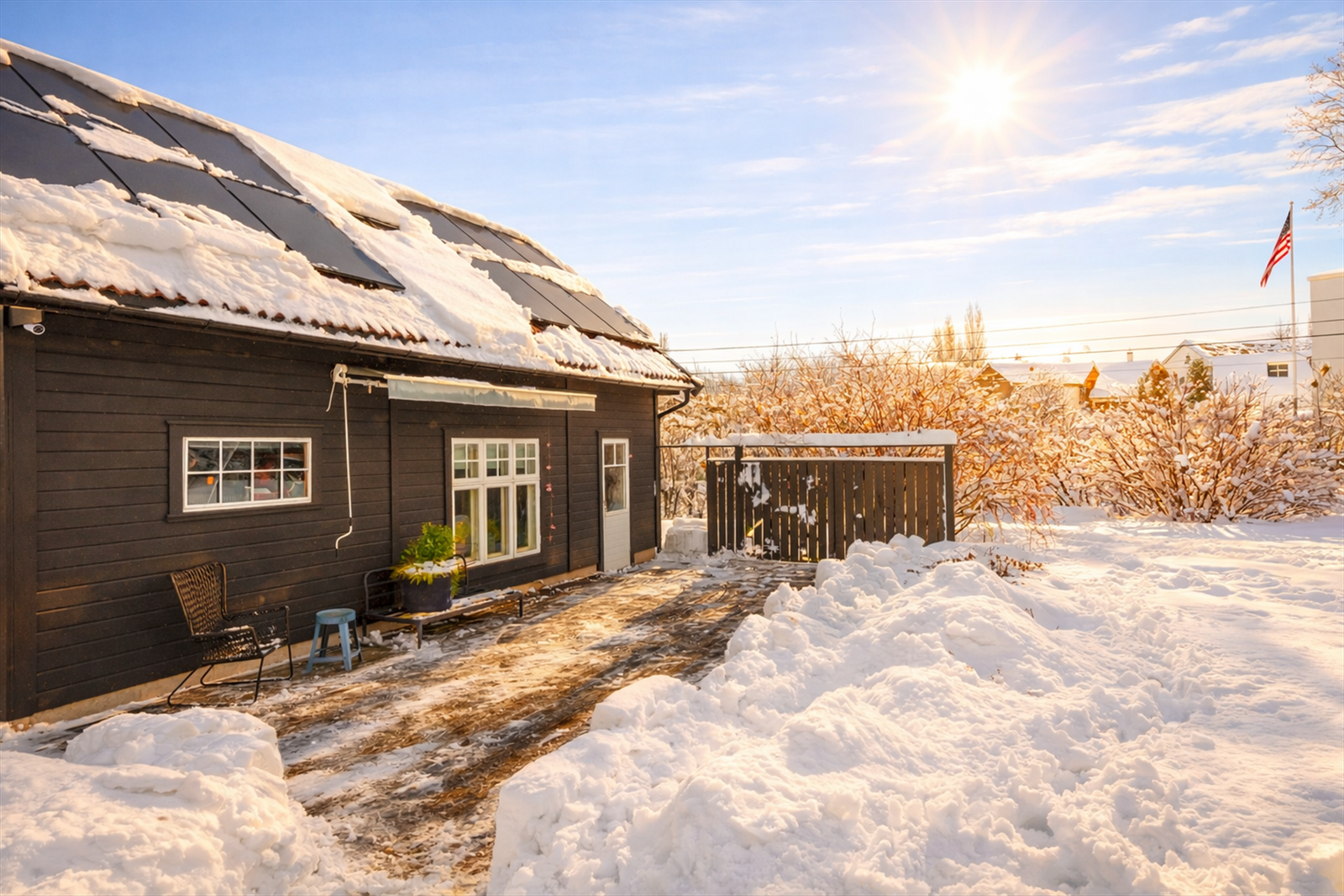 Uteplass med inngang til uterom. Galleribilde