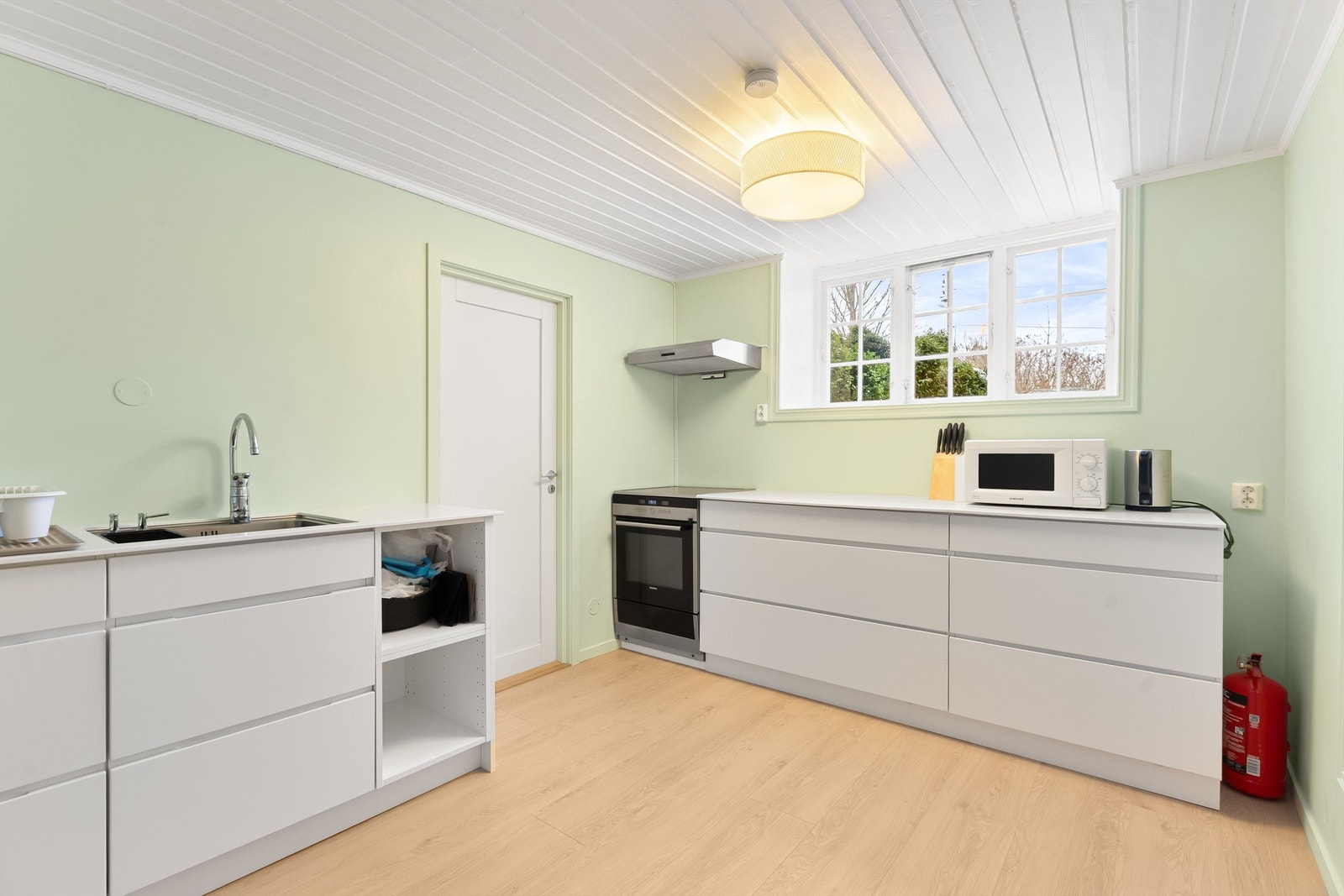 Stort og praktisk kjøkken fra Kvikk, med hvitevarer. Soverom 1 inn til venstre. Galleribilde