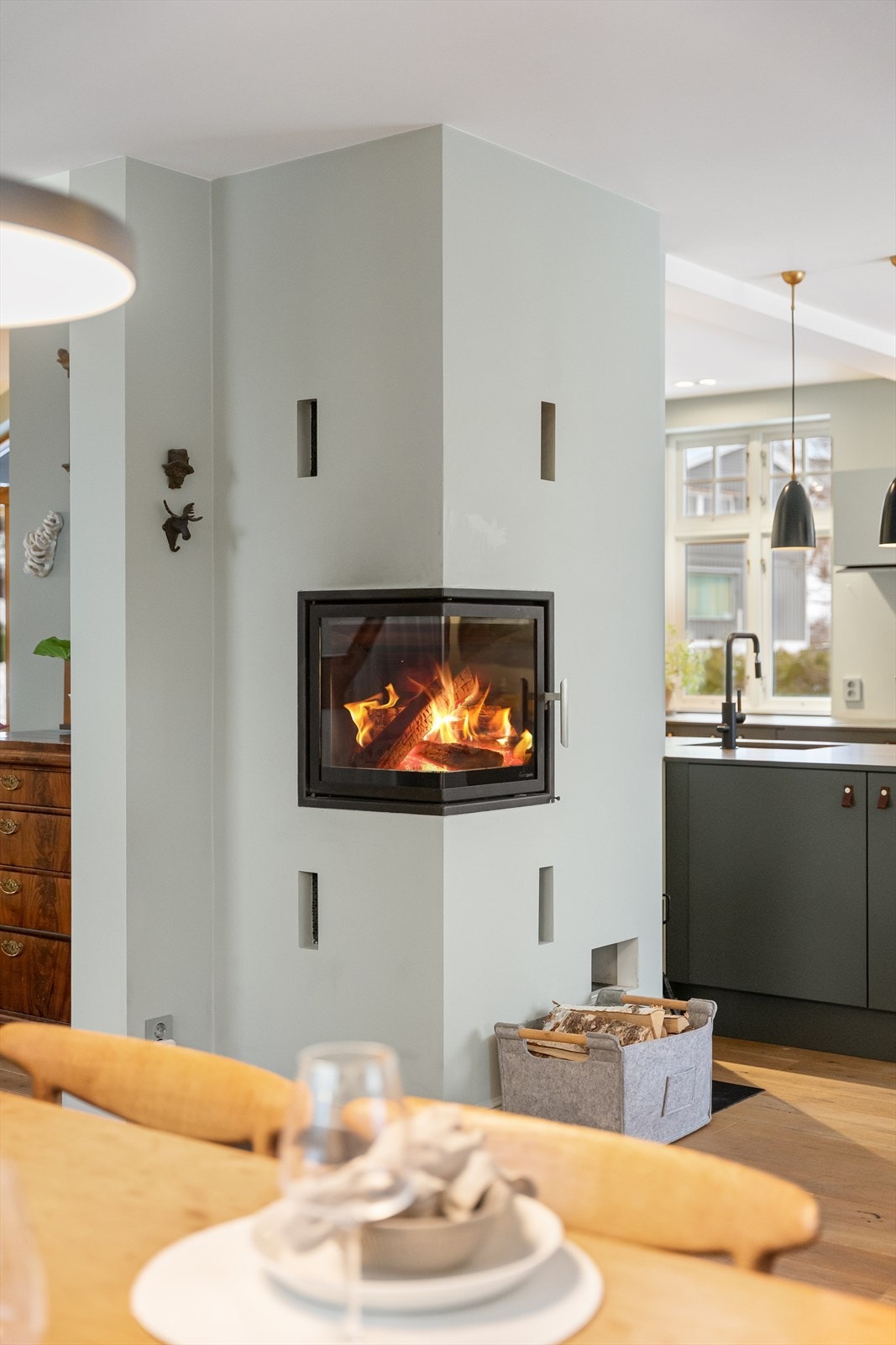 Den moderne hjørnepeisen gir både varme og en hyggelig stemning. Galleribilde