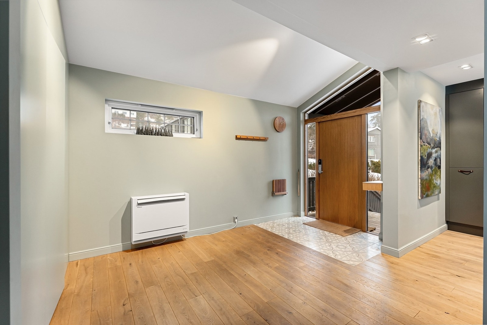 Fra entreen er det en åpen overgang til boligens sosiale soner. Galleribilde