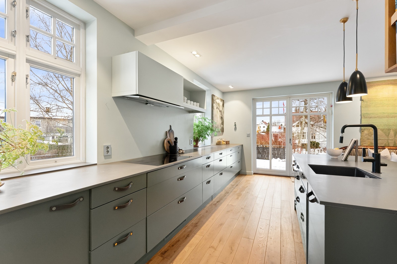 Gjennomgående heltre enstavs eikegulv og lyse, delikate fargevalg. Sømløst innfelte doble downlights gir en ren takflate og løfter romfølelsen Galleribilde