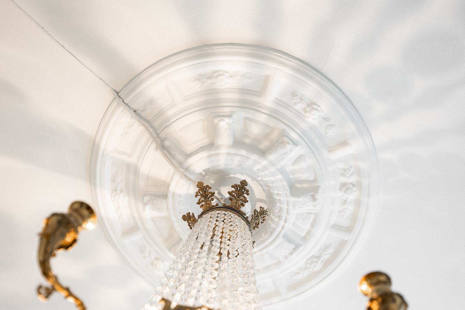 Rommene har stukkatur og rosett som gir en herlig følelse av klassisk bygårdsstil. Galleribilde