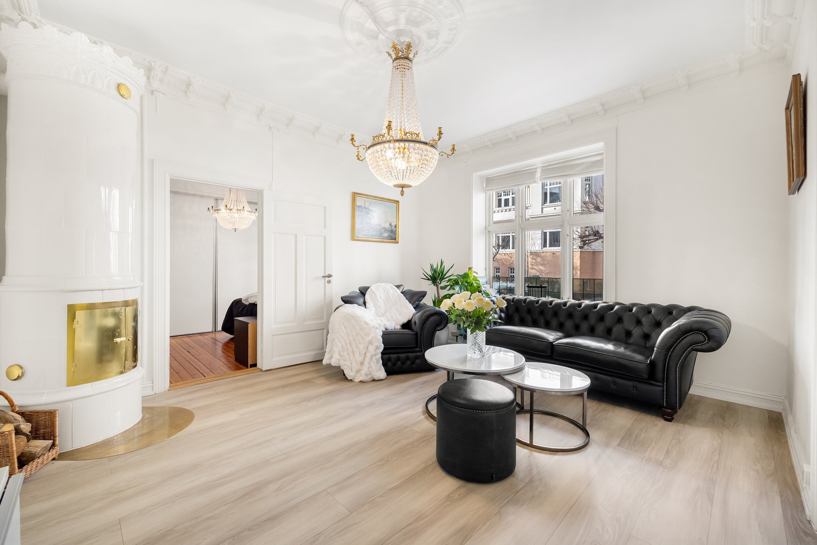 Leiligheten byr på to store og innbydende stuer med generøs takhøyde og elegante vindusflater som slipper inn rikelig med naturlig lys. Galleribilde