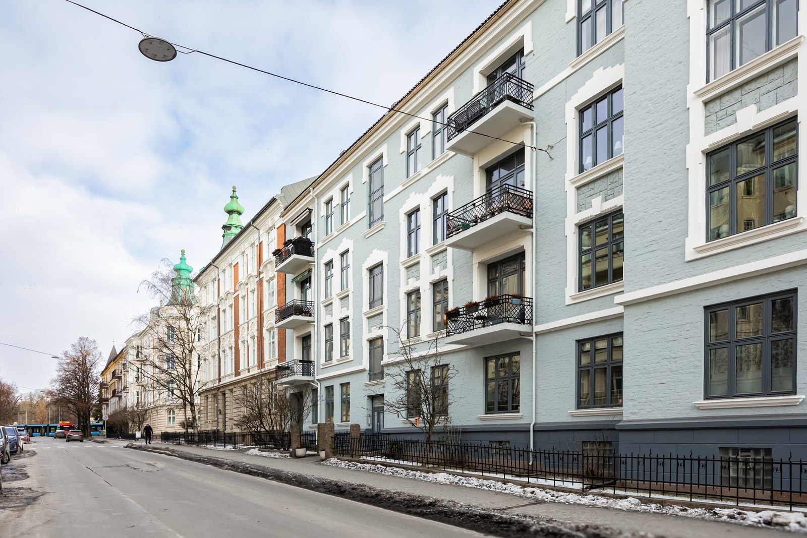 Eiendommen ligger i et ettertraktet og sentralt område på Frogner, i kort gangavstand fra Frognerparken og trikkestopp. Galleribilde