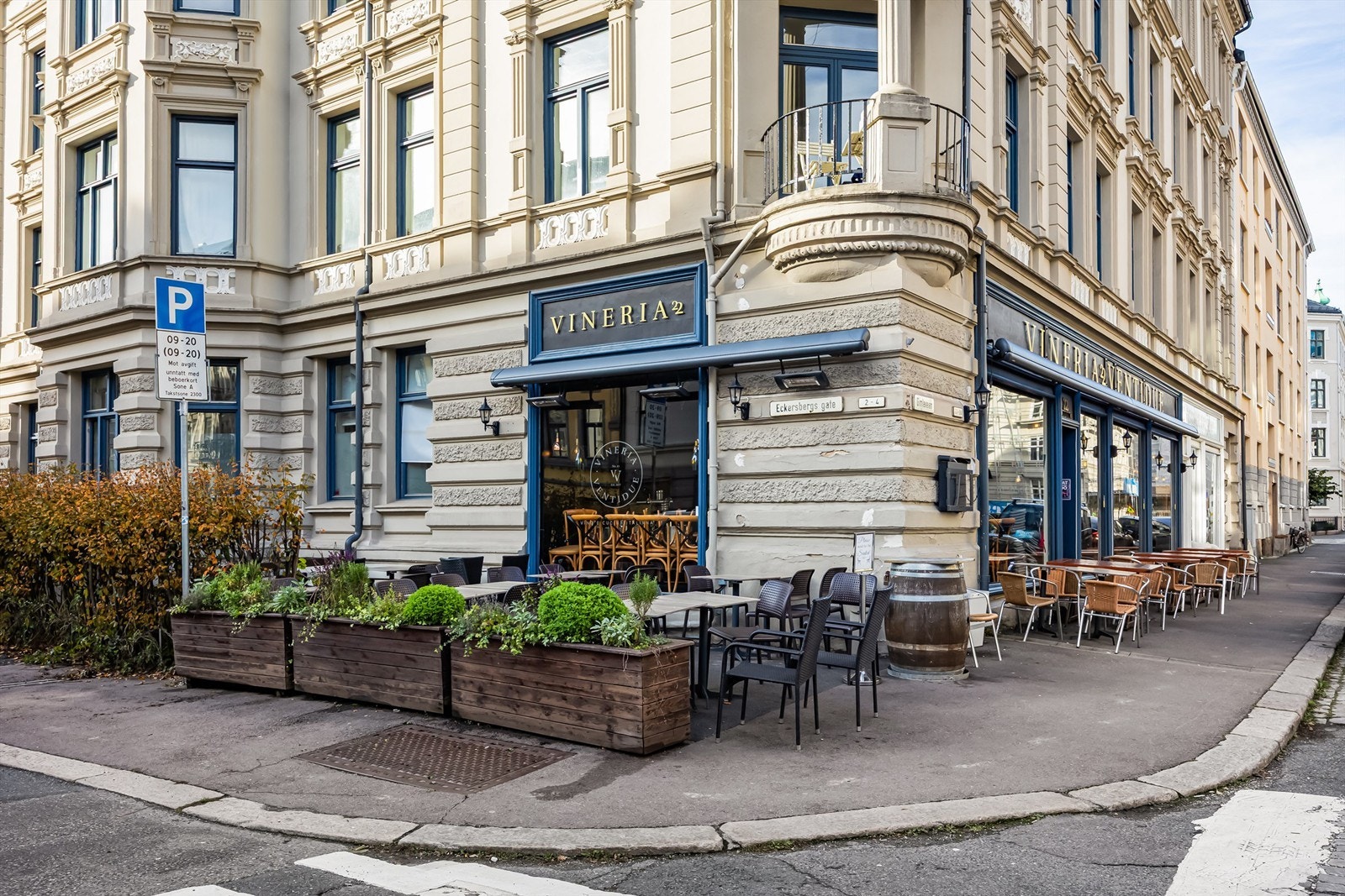 I umiddelbar nærhet har man populære kafé- og spisesteder som Vineria Ventidue, Brasserie Quest, Eckers cafè, Kaffebrenneriet og W.B Samson. Galleribilde