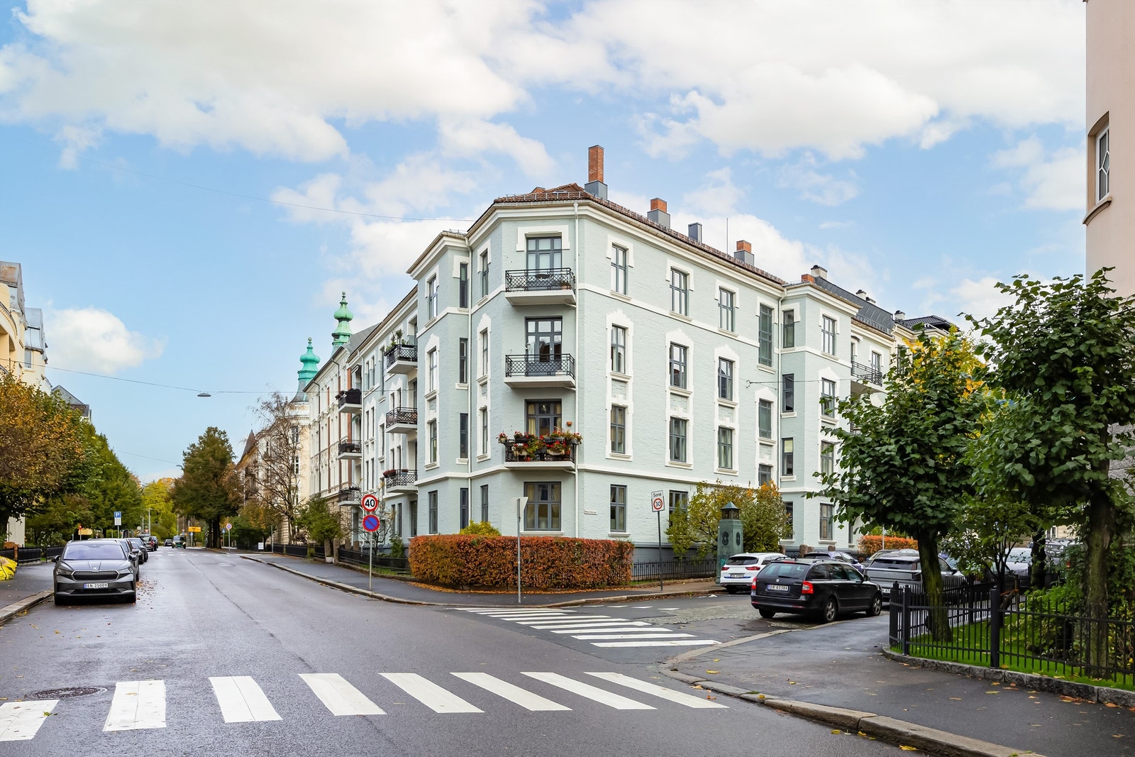 Bygårdens tak, fasader og oppganger er nyrenovert. Galleribilde