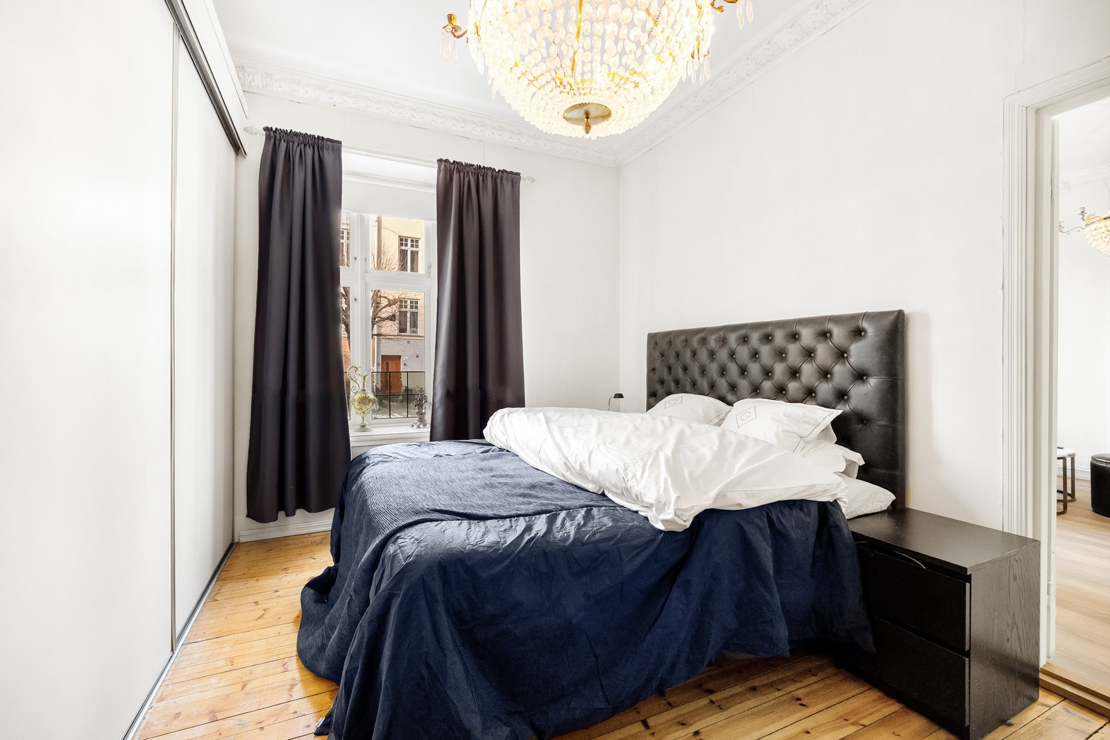 Hovedsoverommet har god plass til dobbeltseng og oppbevaring Galleribilde