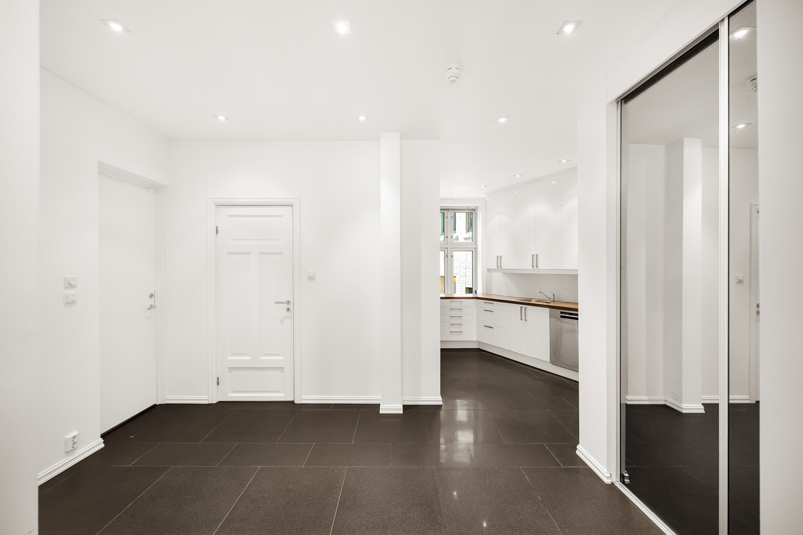 Her er det god plass til å oppbevare både yttertøy og sko. Galleribilde