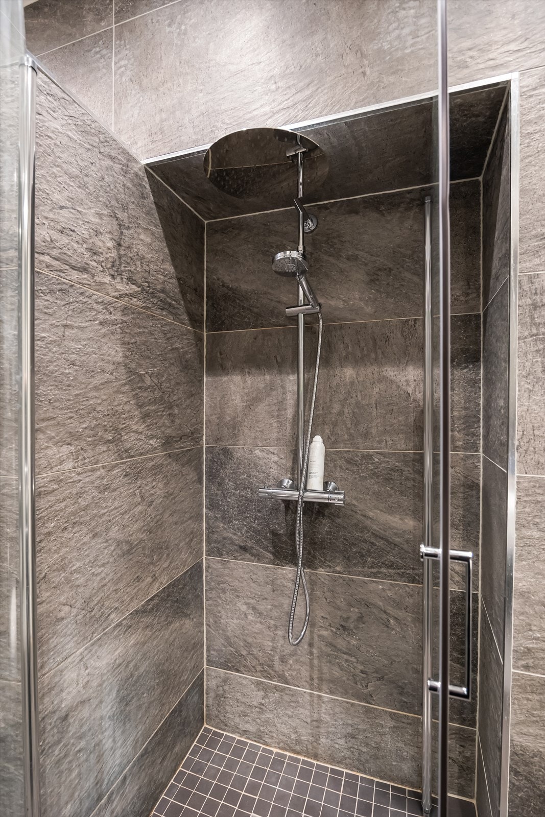 Dusjhjørne med glassdører. Galleribilde