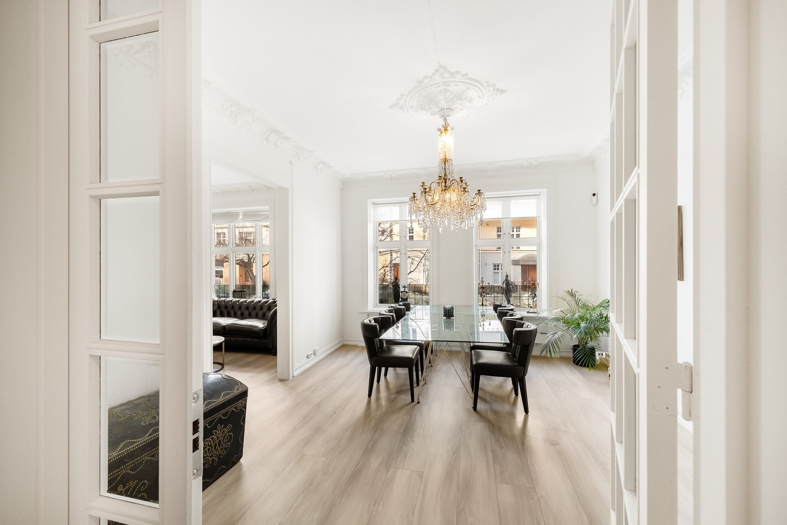 Velkommen til Magnus Bergs gate 2B! En 4-roms leilighet med klassiske elementer som stukkatur, god takhøyde og høye vinduer. Presentert av Bastian Berge. Foto av Marit Andersen Galleribilde