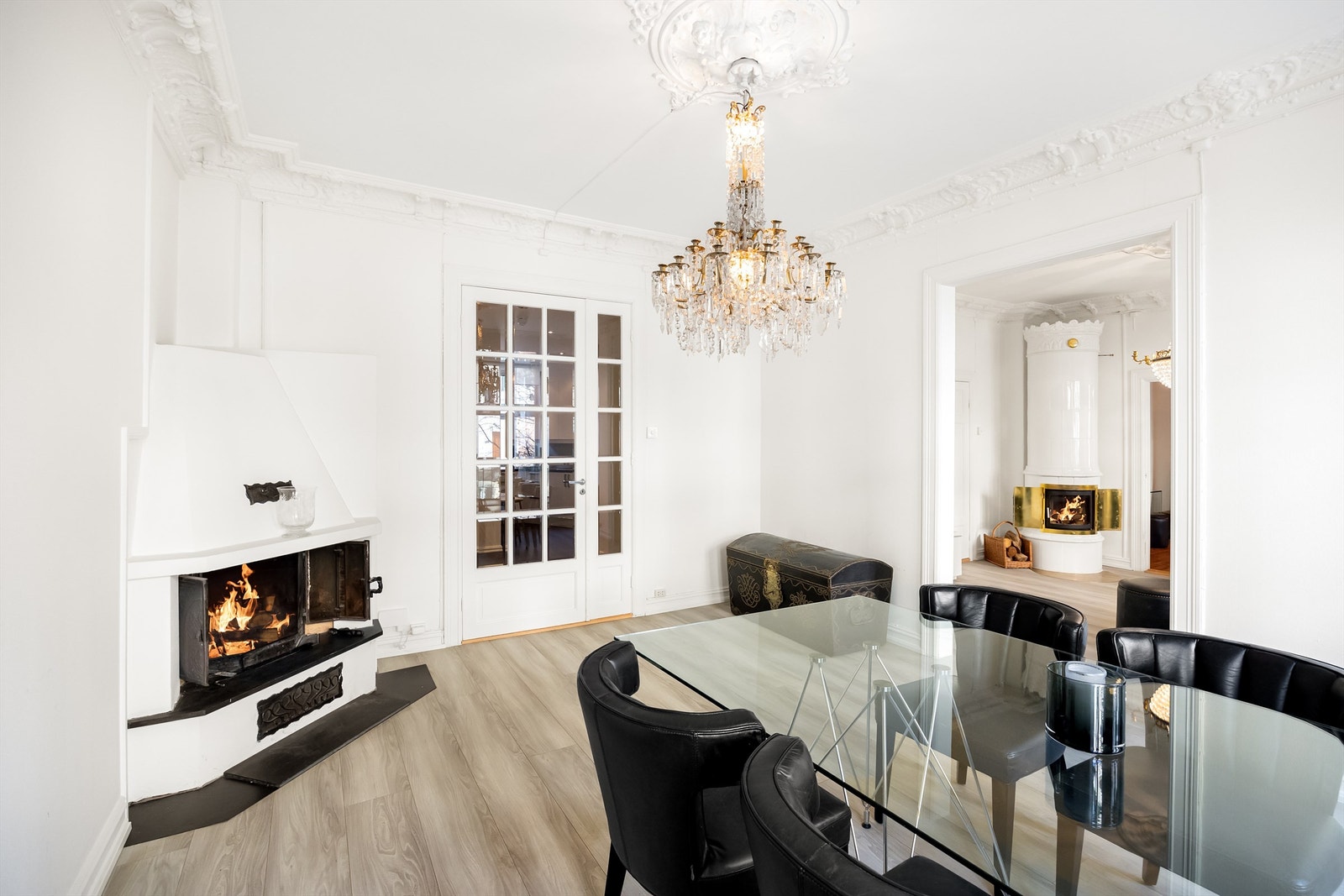 Generøs takhøyde og stukkatur Galleribilde