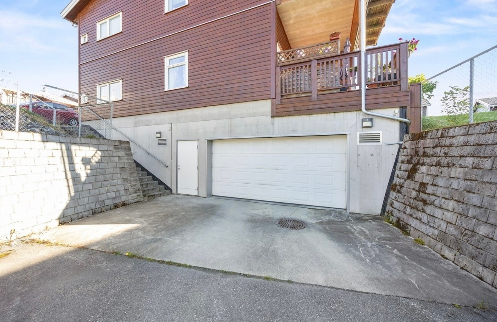 Nedkjøring til felles garasjeanlegg. (Selgers eget bilde) Galleribilde