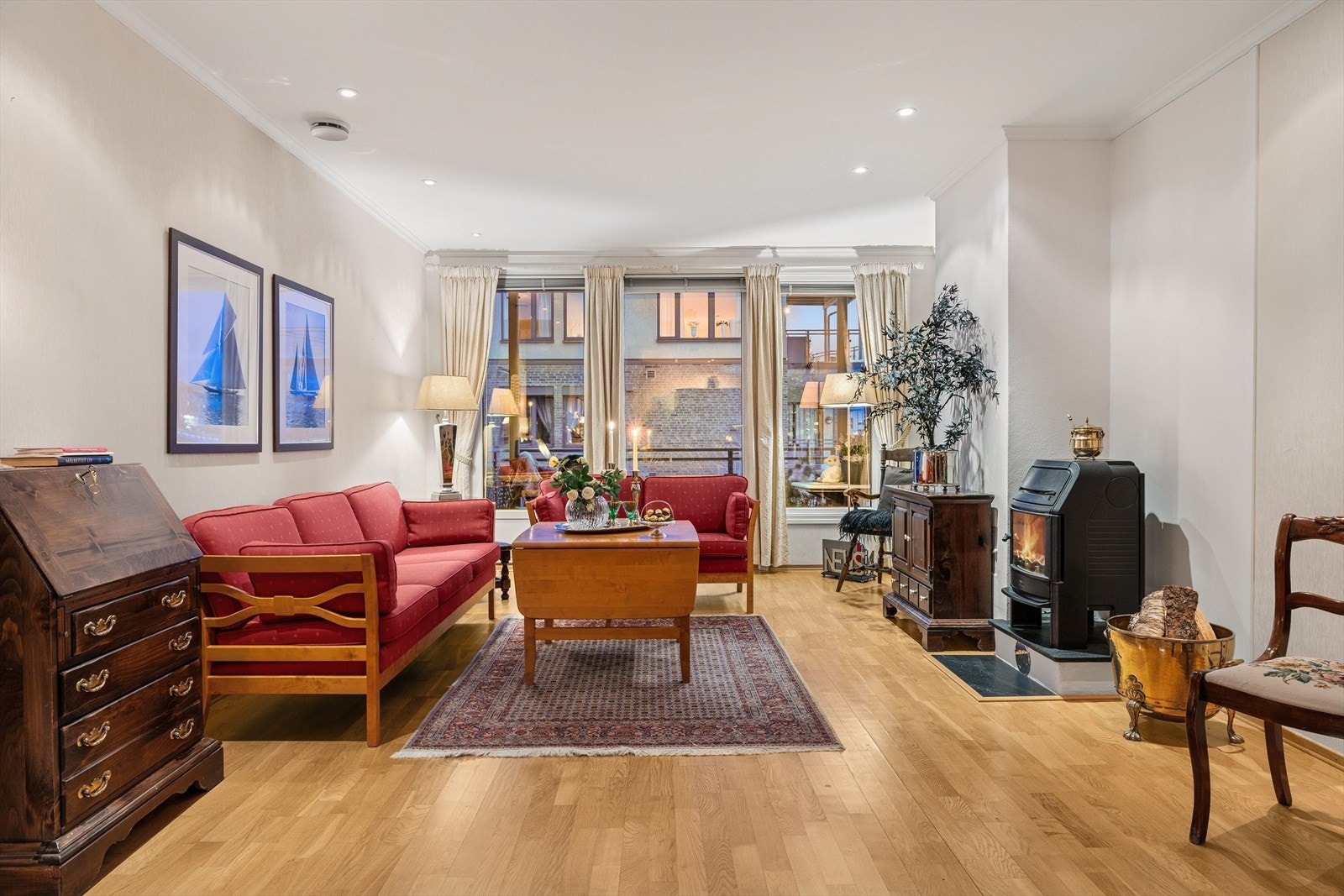 Lys og stor stue med gode innredningsmuligheter. Spotter i tak og vannbåren varme i parkettgulv. Galleribilde