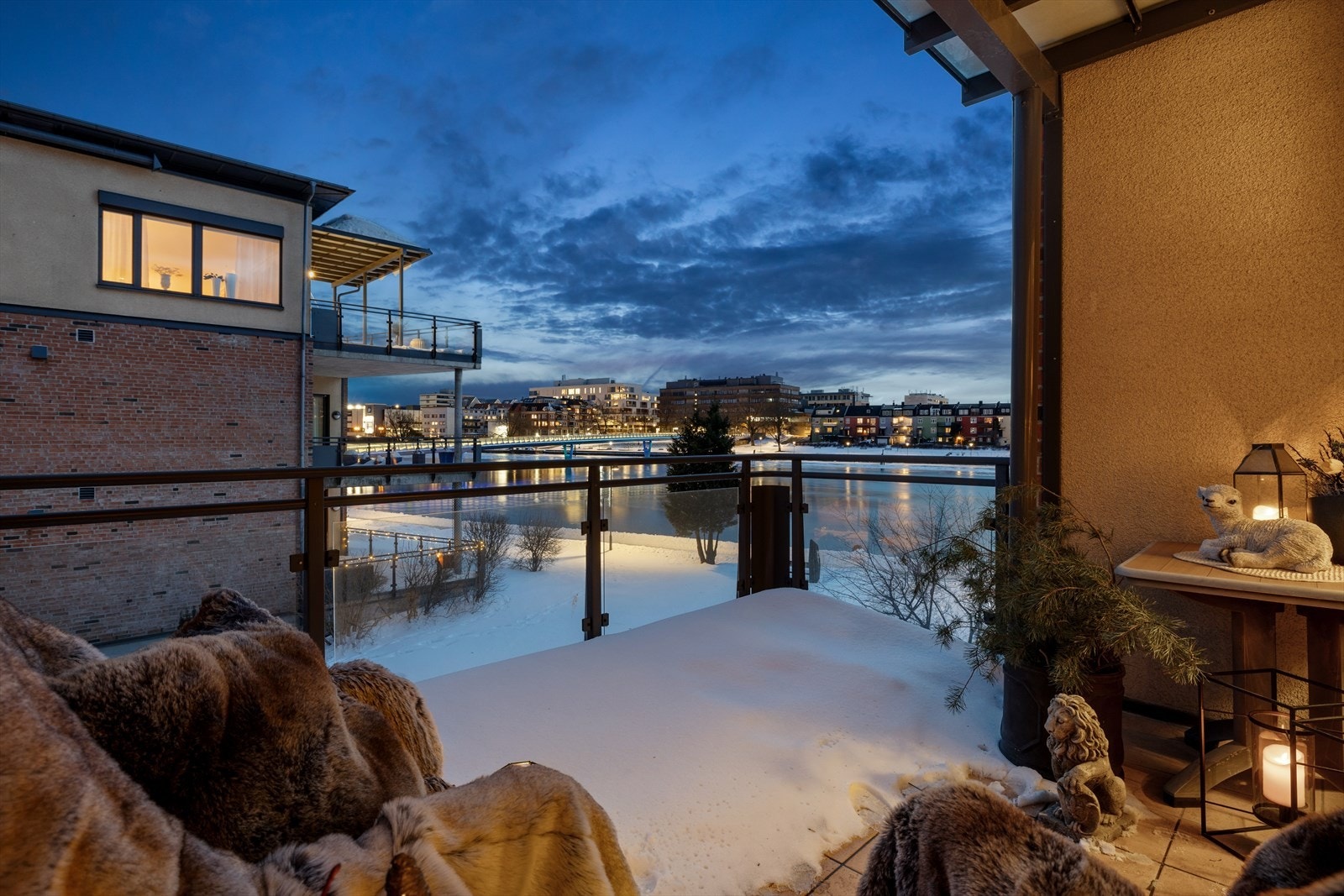 Balkong på 11m2 med morgen-og formiddagssol. Flott utsikt mot Otra. Galleribilde