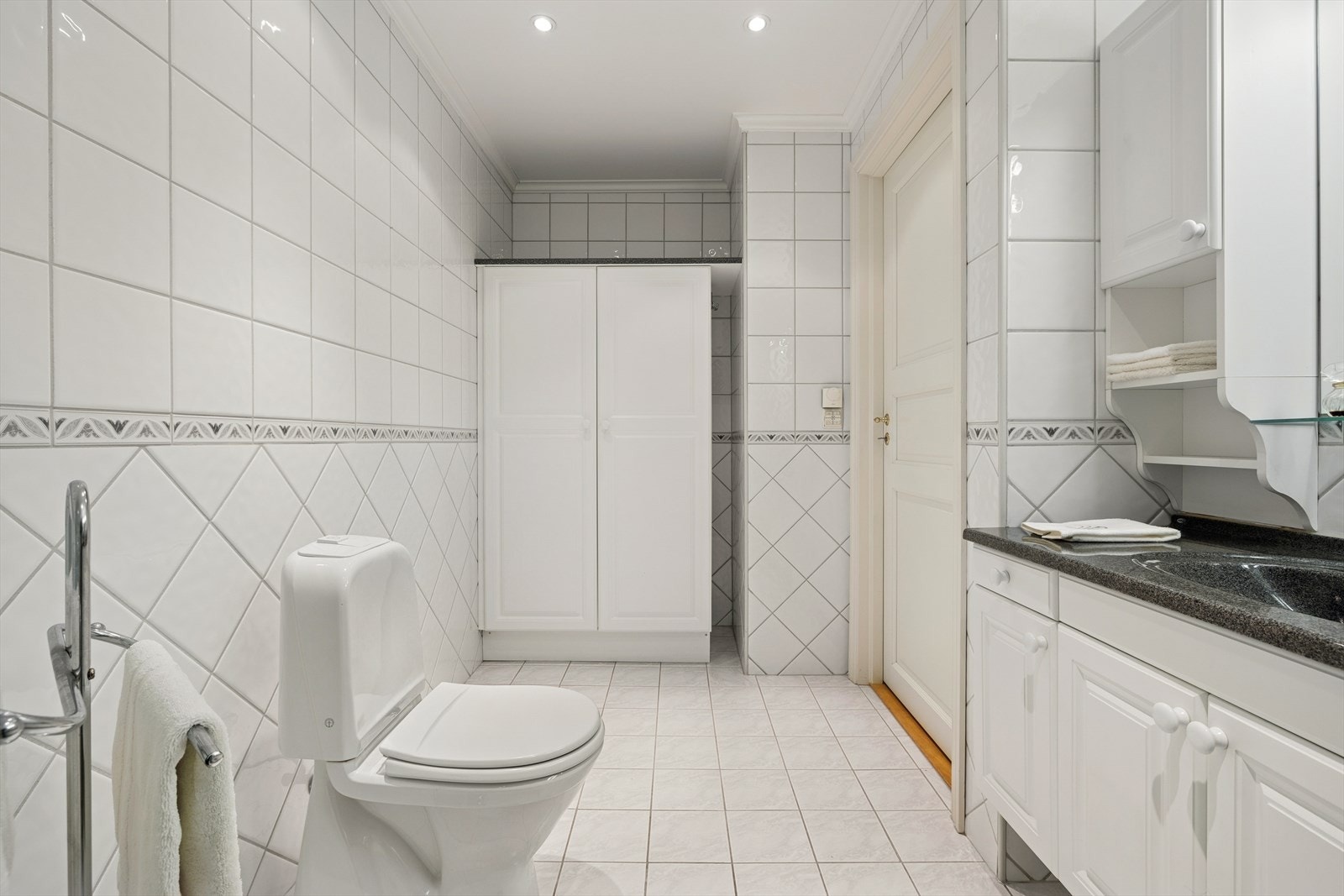 Godt med skapplass både under servant og medfølgende garderobeskap. Galleribilde