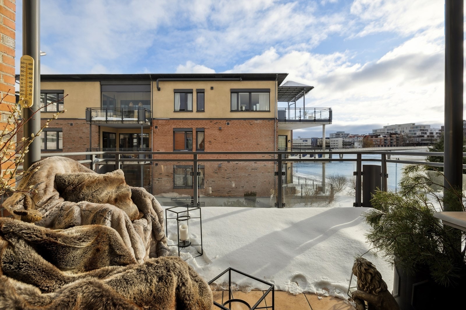 Fra stuen er det utgang til balkong med flott utsikt og morgen/formiddagssol. Galleribilde