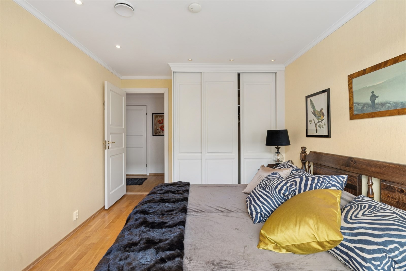 Det er også et stort garderobeskap som medfølger leiligheten. Galleribilde