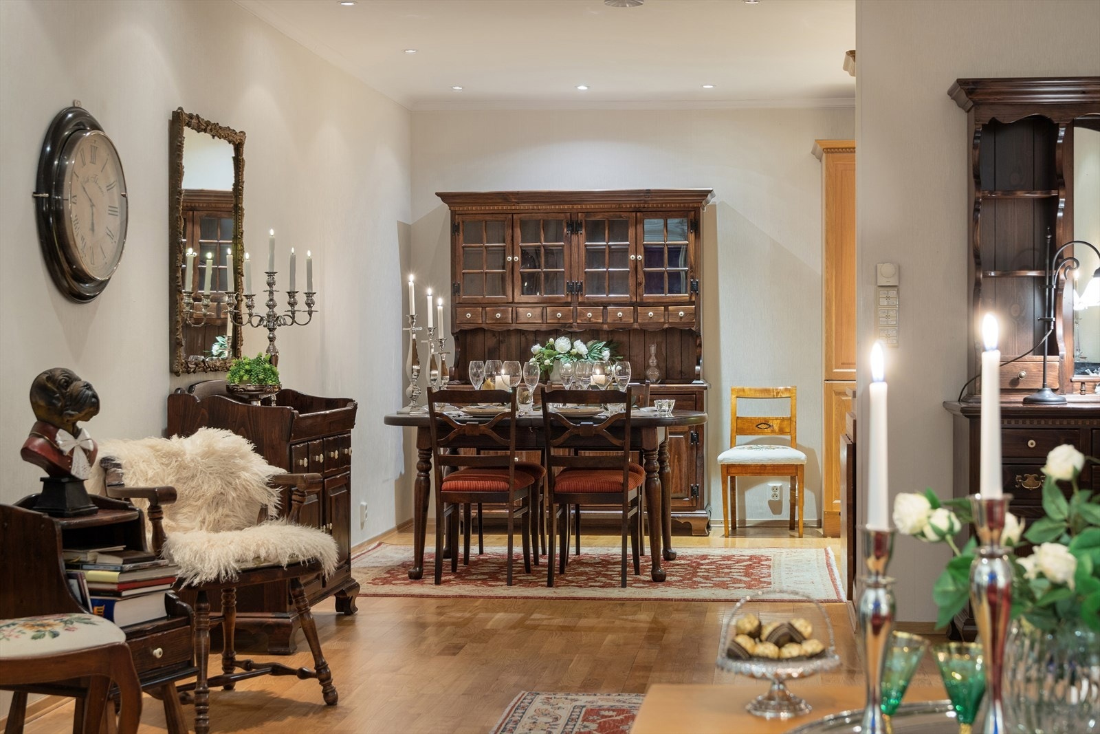 Stue/kjøkken i delvis åpen løsning, hvor kjøkkenet oppleves som egen sone. Galleribilde