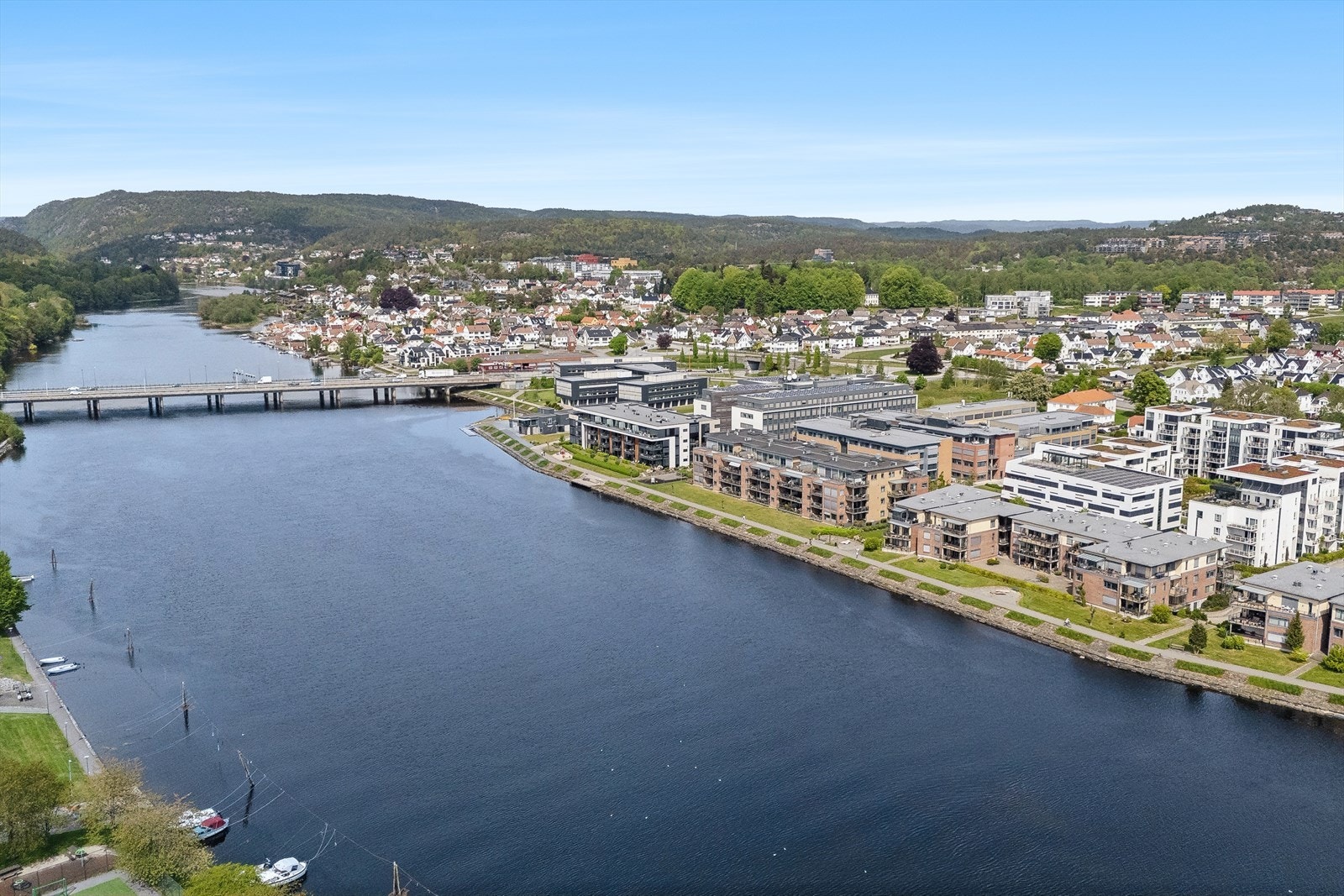 Enten om man ønsker å gå, sykle, kjøre eller benytte seg av kollektiv transport, så er det korte avstander til alt en skulle trenge i hverdagen. Galleribilde