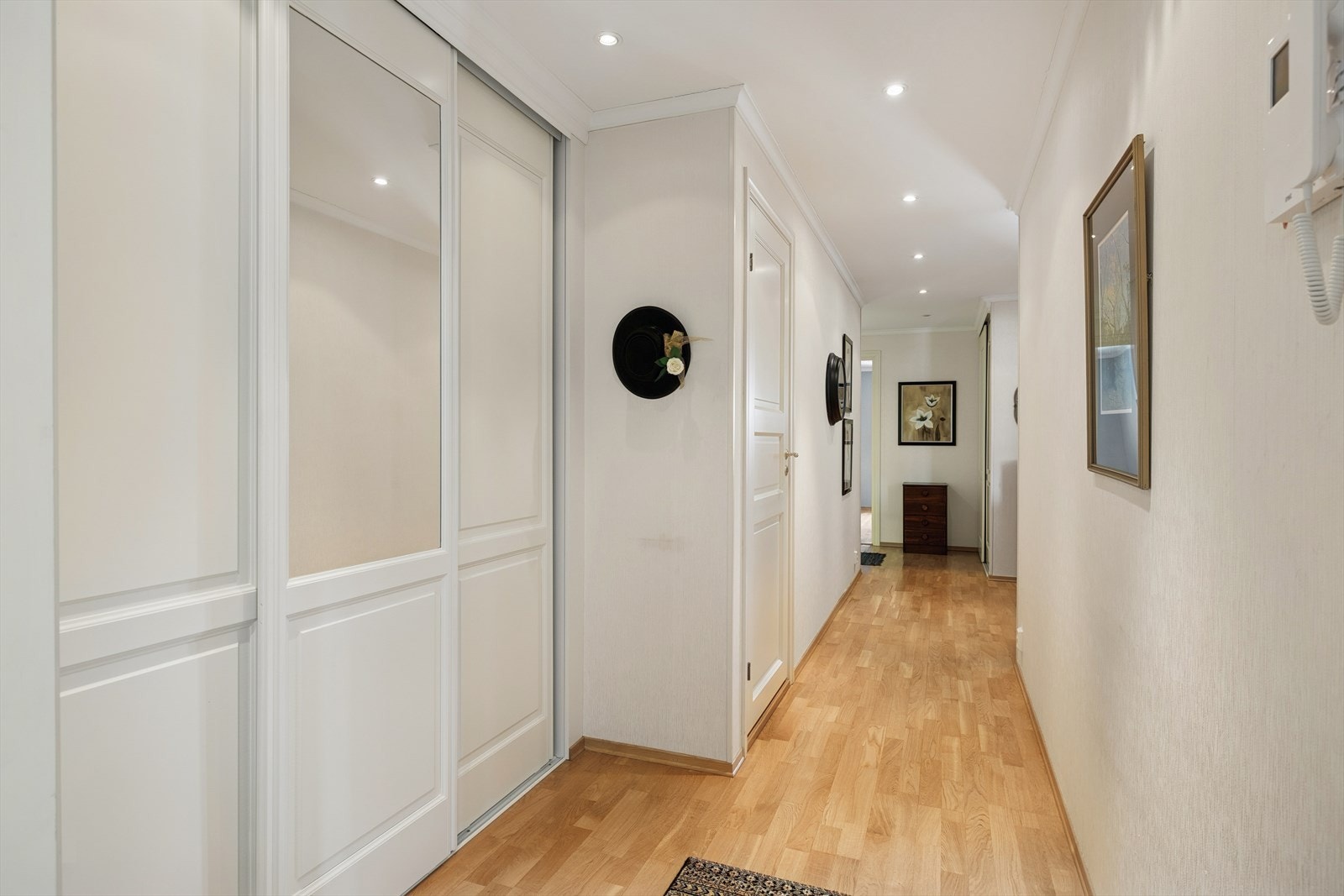 Stor entré med medfølgende skyvedørsgarderobe. Galleribilde