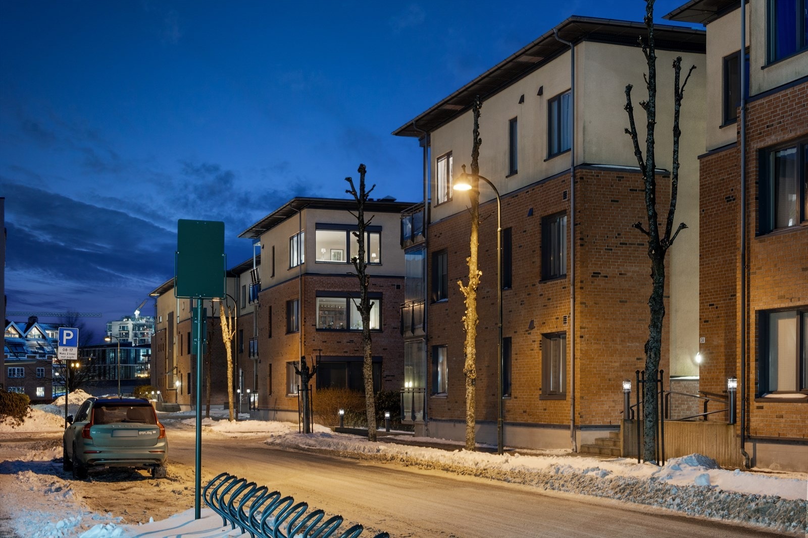 Inngangsparti med gjesteparkering - velkommen inn. Galleribilde