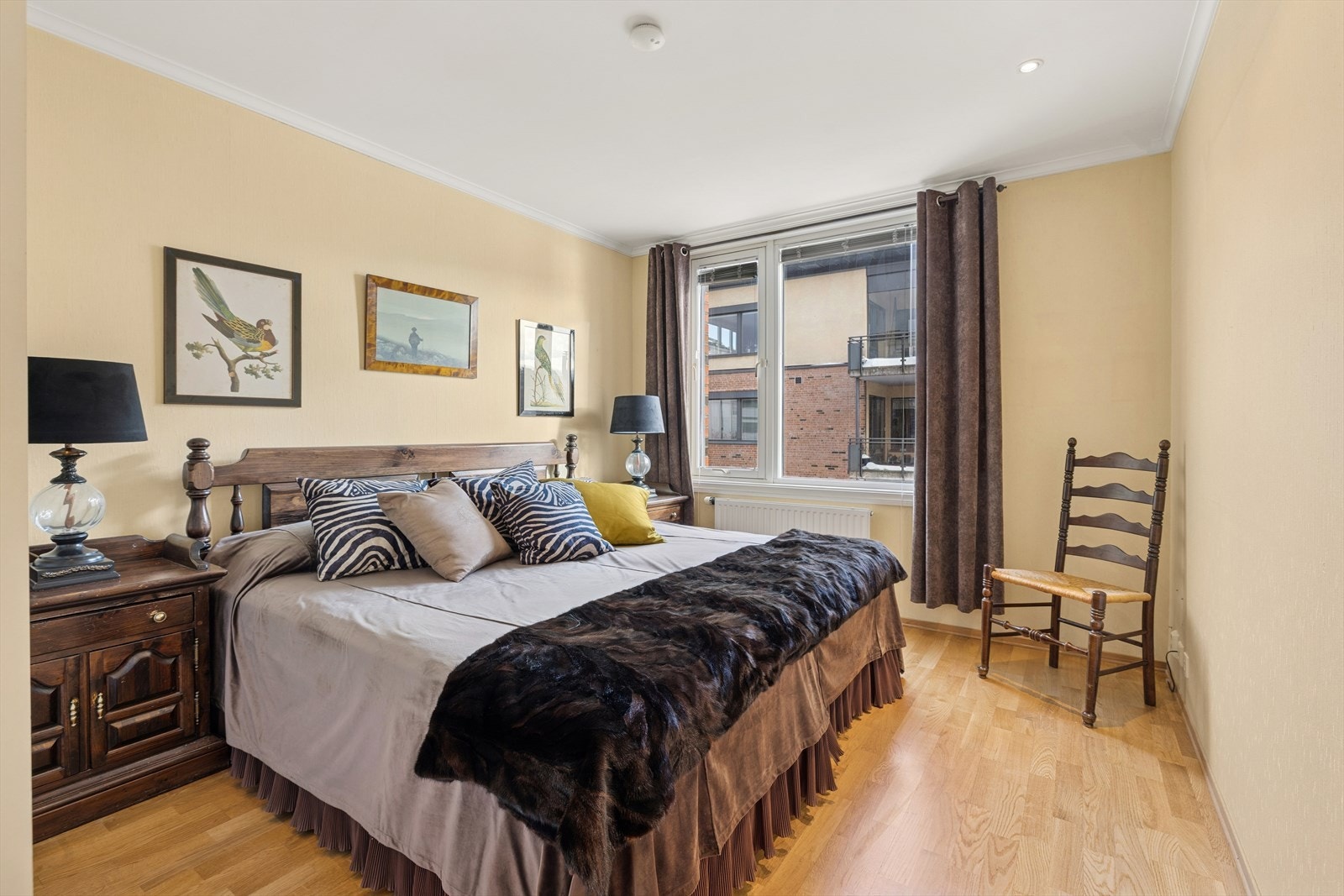 Hovedsoverom av god størrelse malt i lyse toner og spotter i tak. Galleribilde