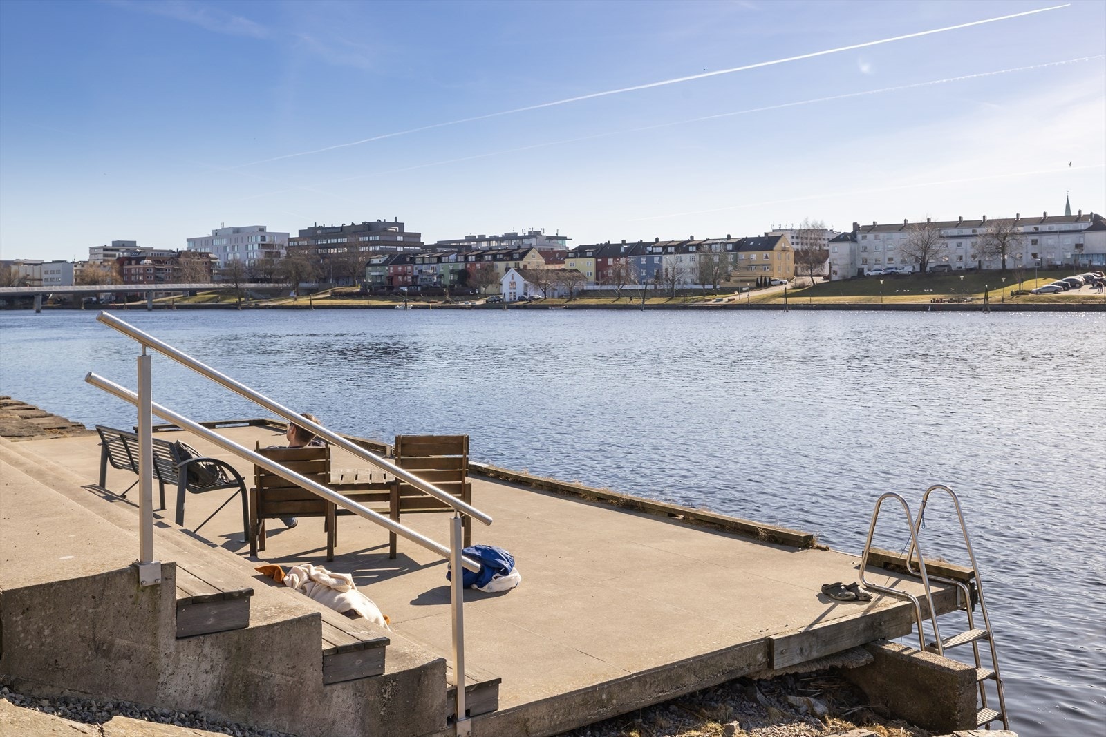 På varme sommerdager er det en kort tur ned til badebryggen like ved leiligheten, der en kan ta seg en dukkert eller bare nyte solen. Galleribilde