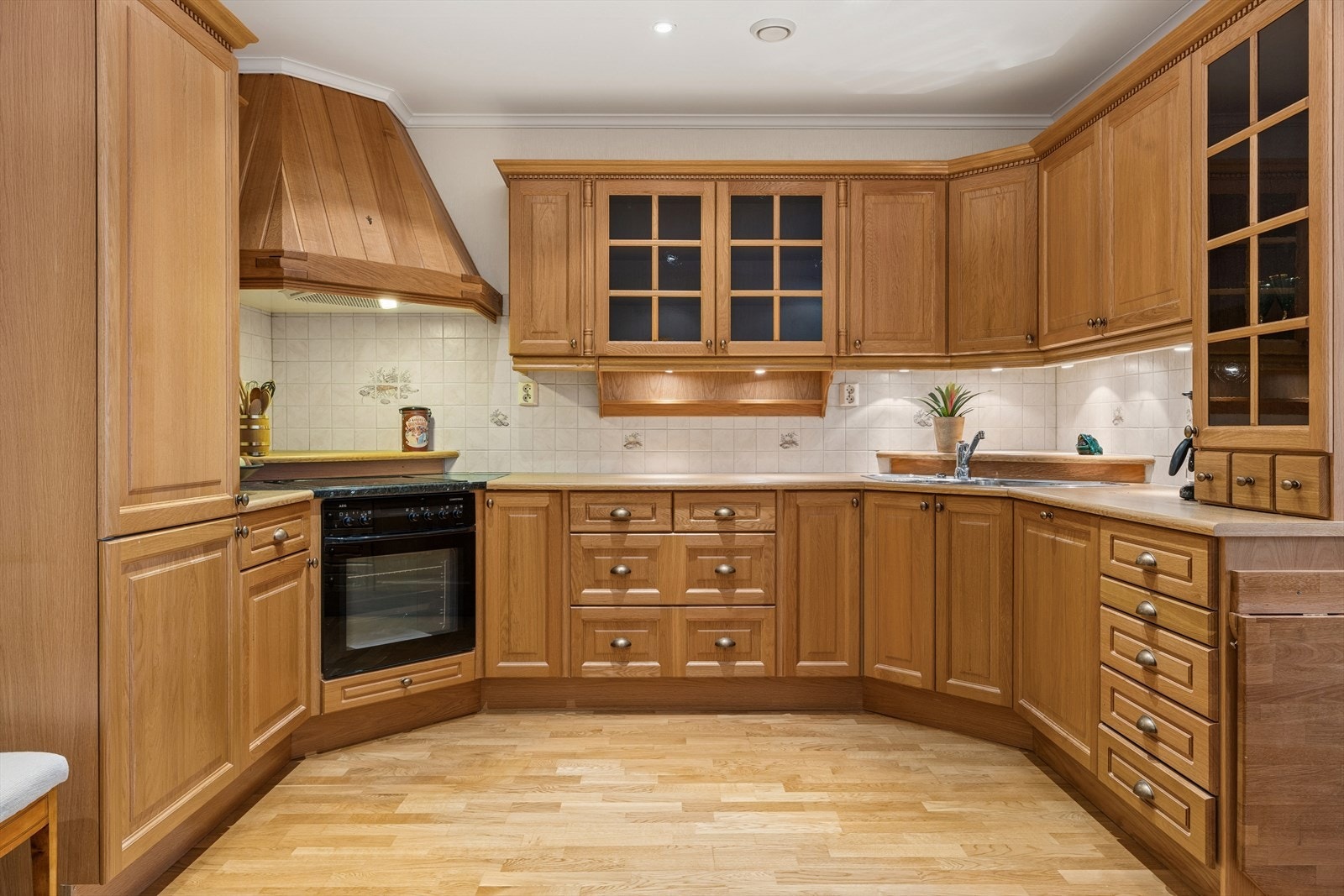 Pent og velholdt heltre eikekjøkken fra Strai. Integrerte hvitevarer og god skap- og benkeplass. Galleribilde