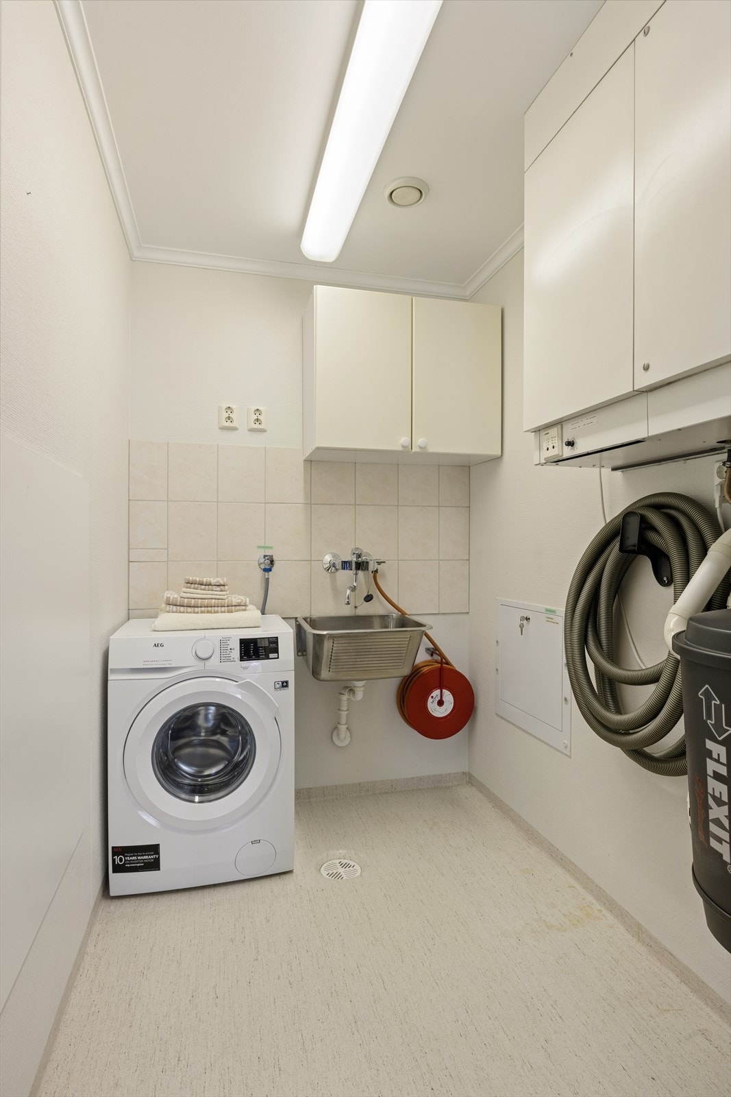 Praktisk vaskerom med vask og teknisk. Sentralstøvsuger medfølger. Praktisk skap for oppbevaring og plassutnyttelse. Galleribilde