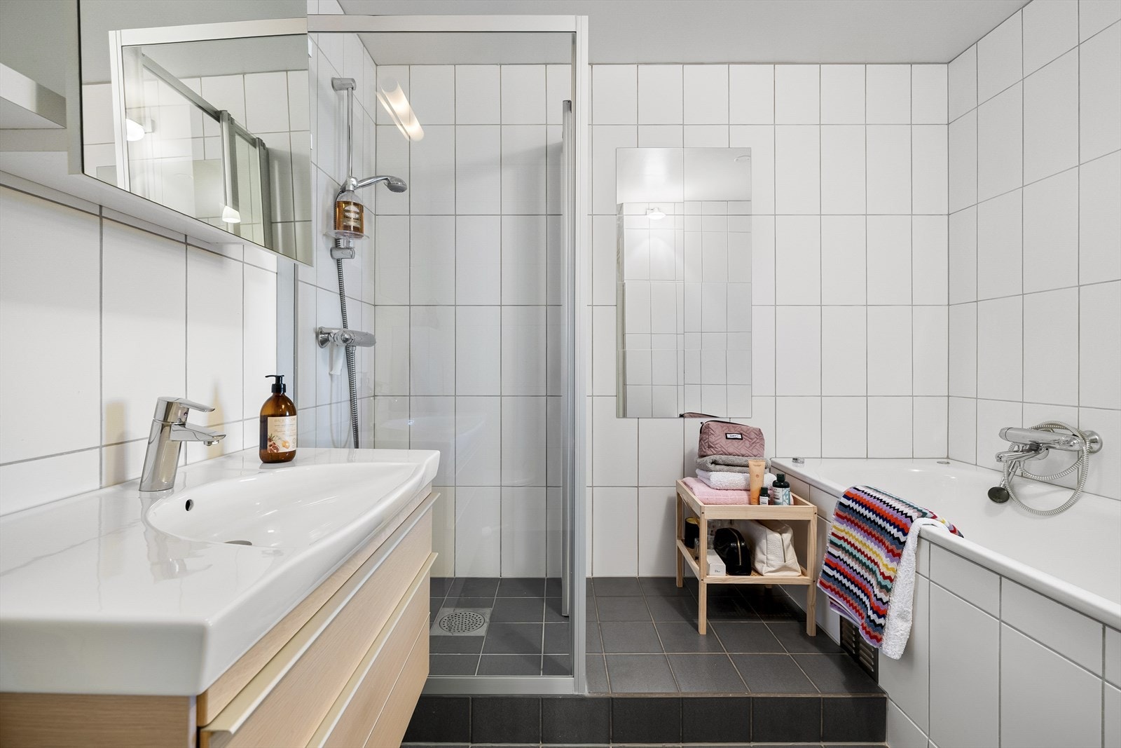 Bad med både dusj og badekar Galleribilde