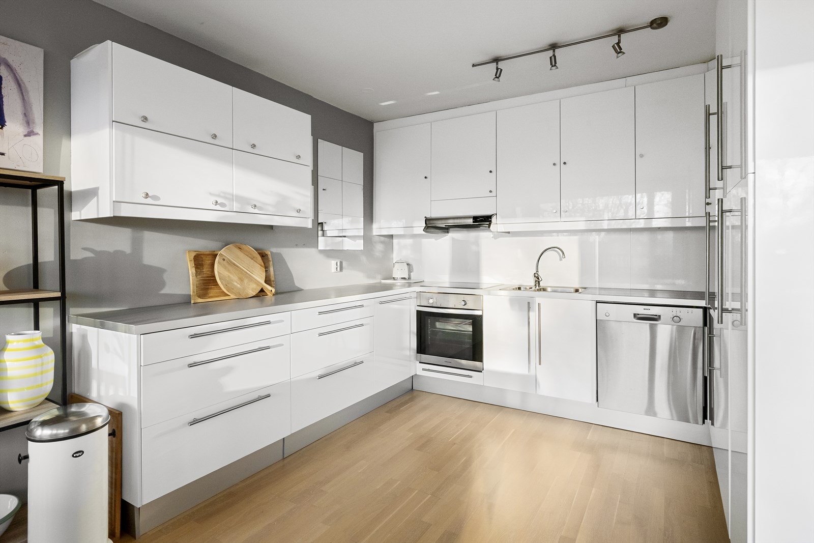 Moderne kjøkkeninnredning med rikelig skap- og benkeplass Galleribilde