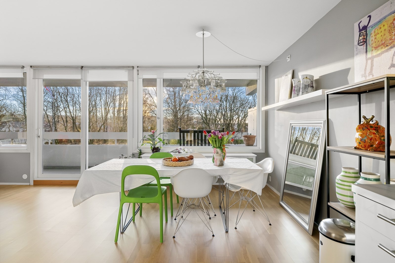 Flott utsikt fra store vindusflater Galleribilde