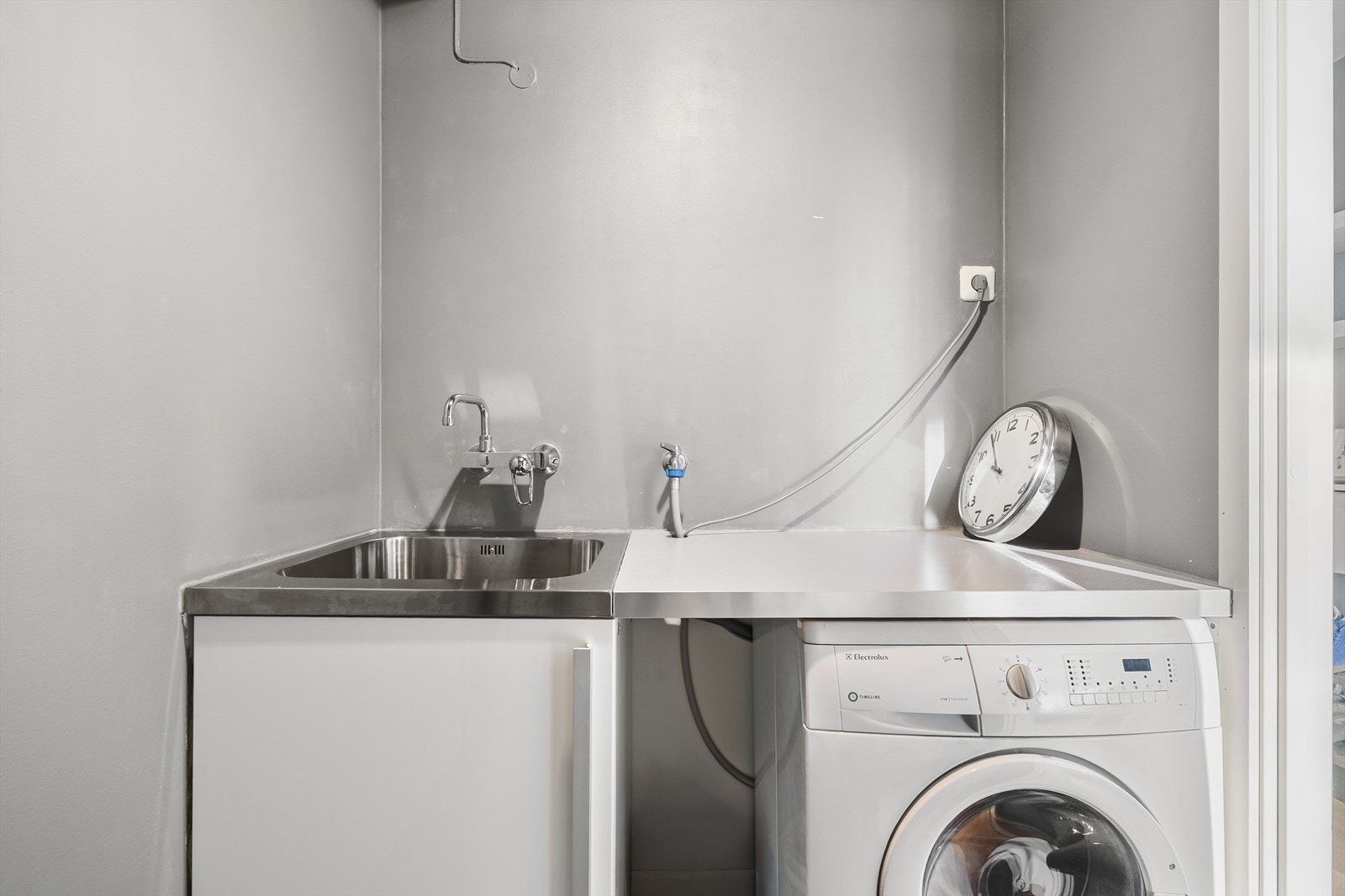 Eget vaskerom med god oppbevaringsplass i tillegg Galleribilde