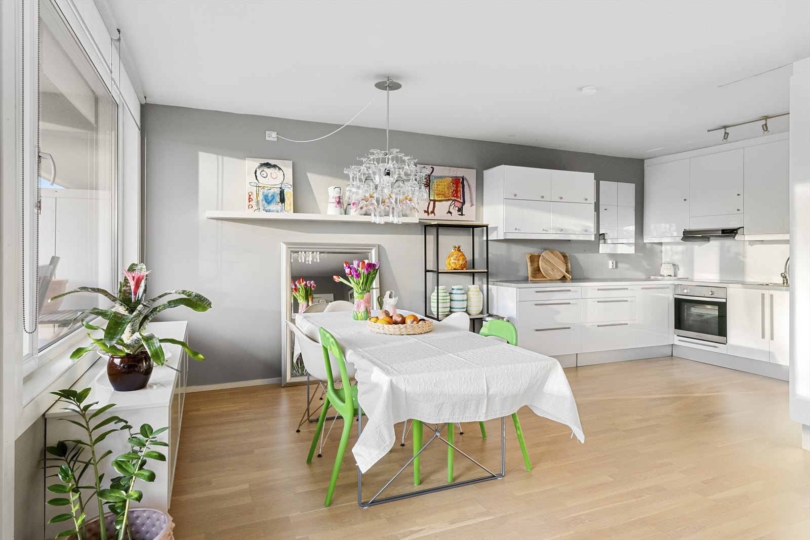 Kjøkken fint trukket tilbake i enden av stuen Galleribilde