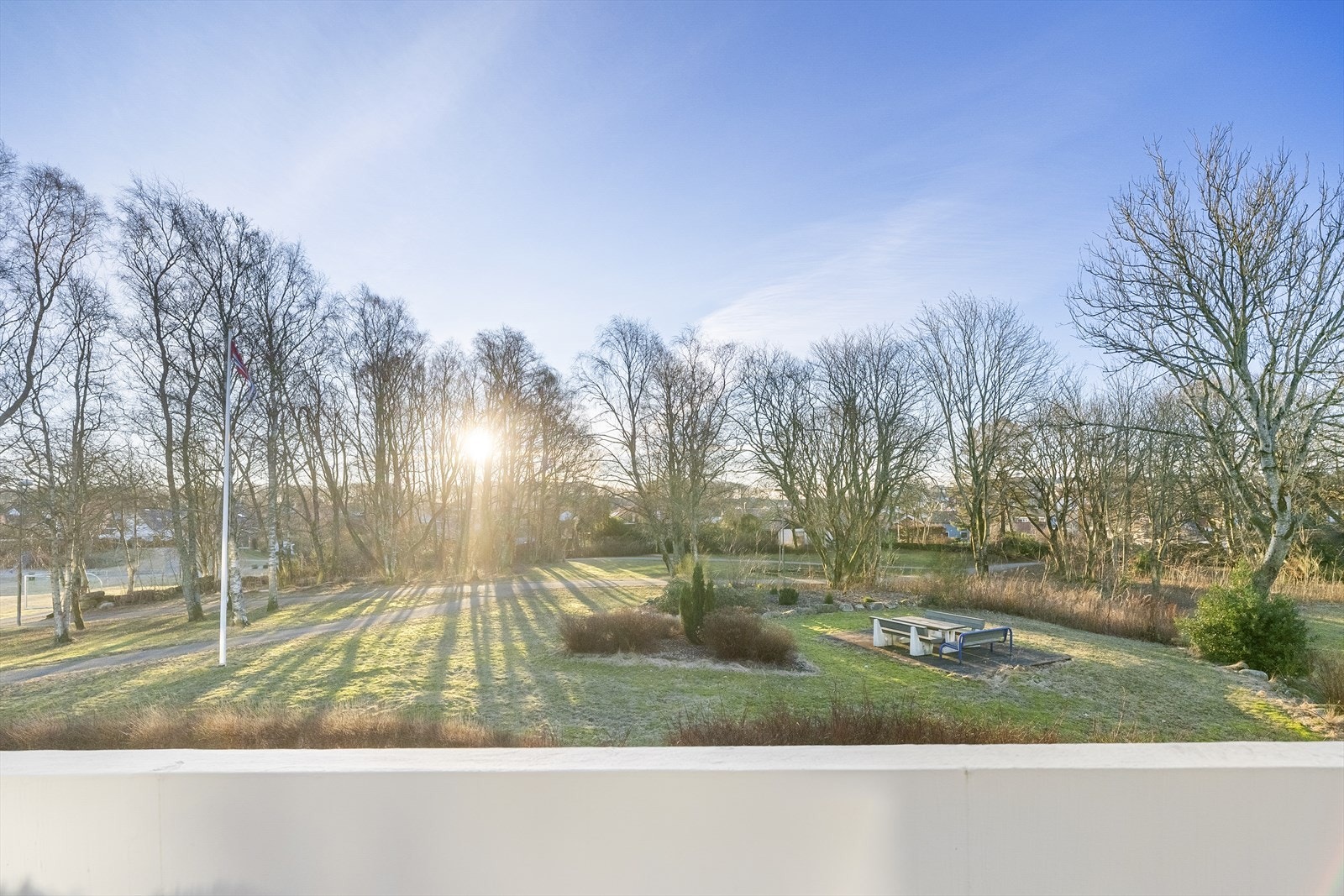 Trivelig utsikt til friareal Galleribilde