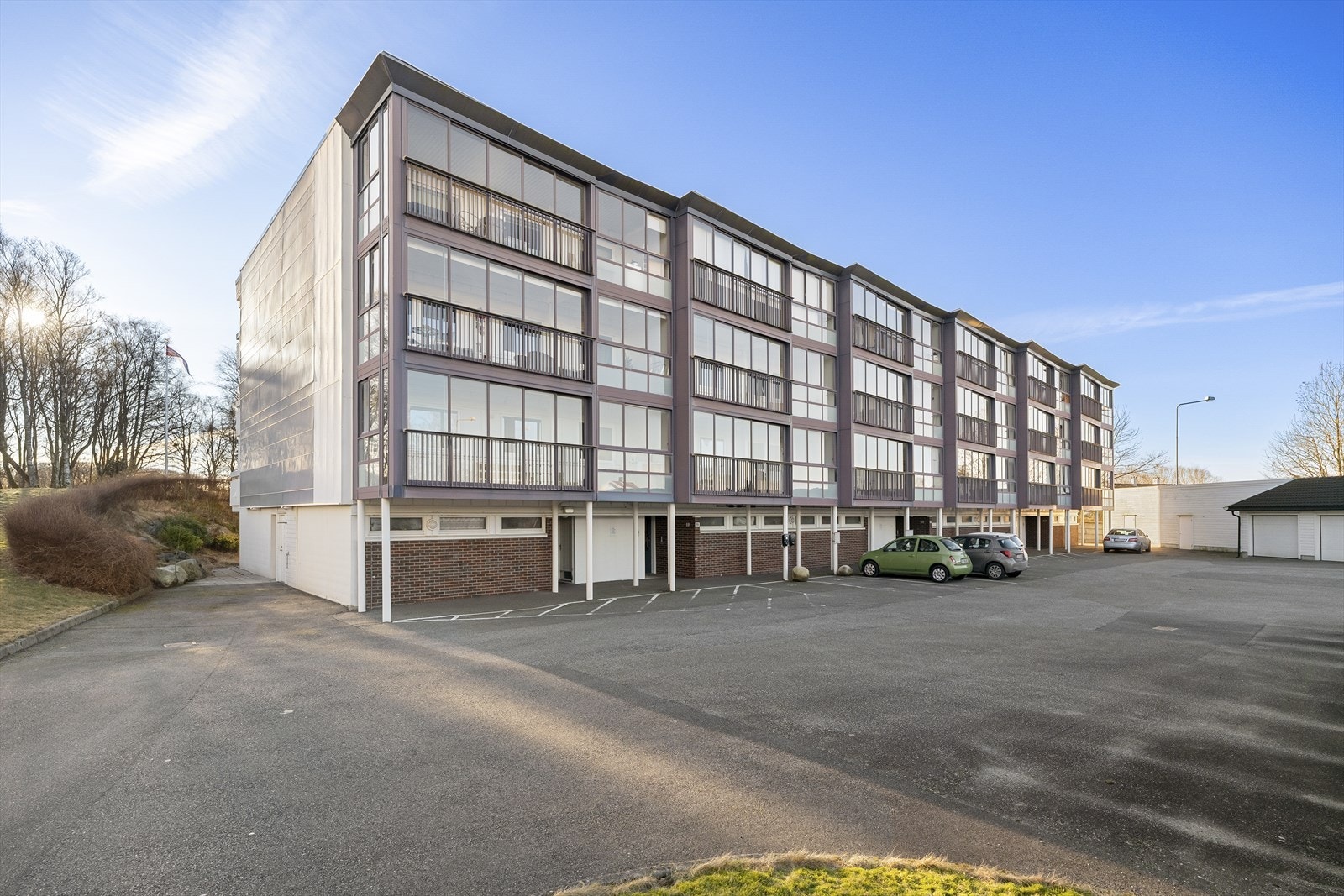 Parkering like ved blokken og tilkomst opp via trapp. Mulighet for el-bil lader Galleribilde