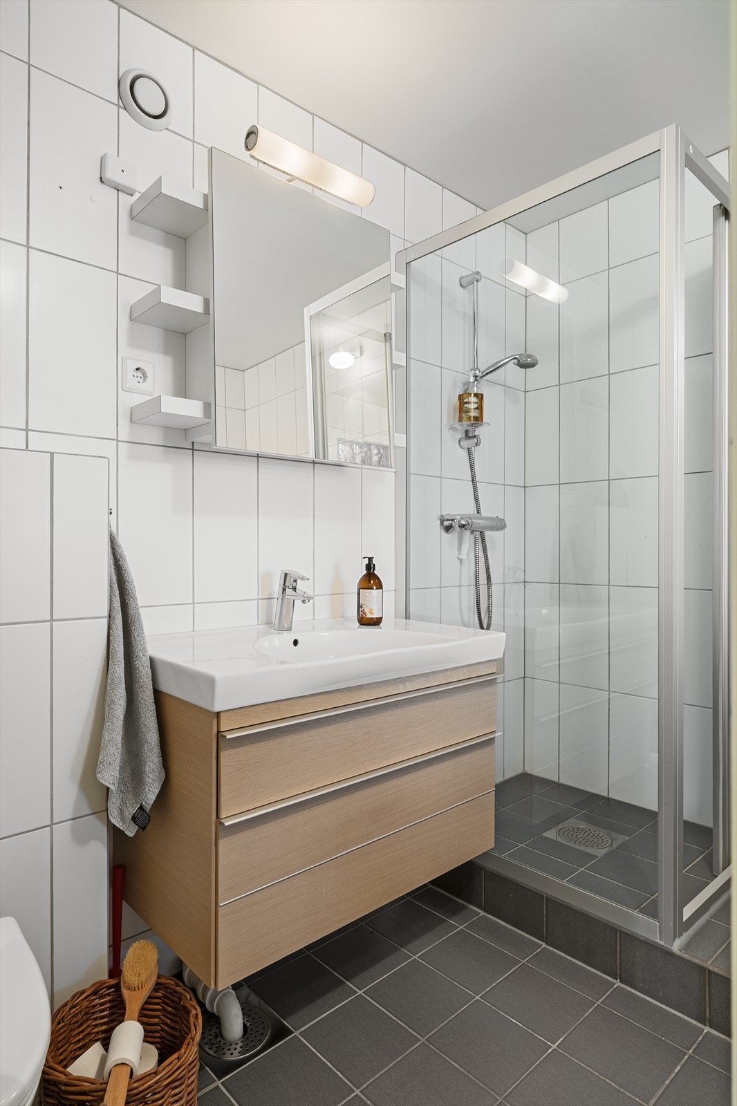 Flott, lyst og helfliset bad med varme i gulvet Galleribilde