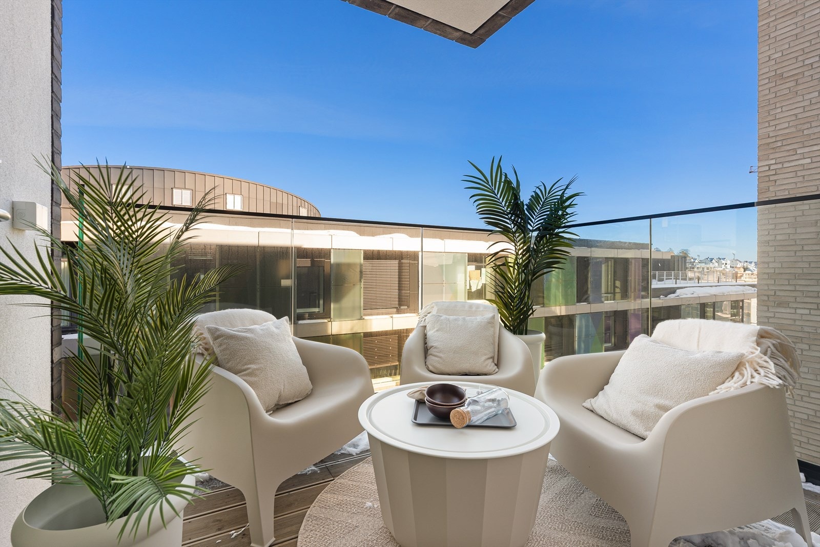 Balkongen har godt med sol på morgentimene Galleribilde