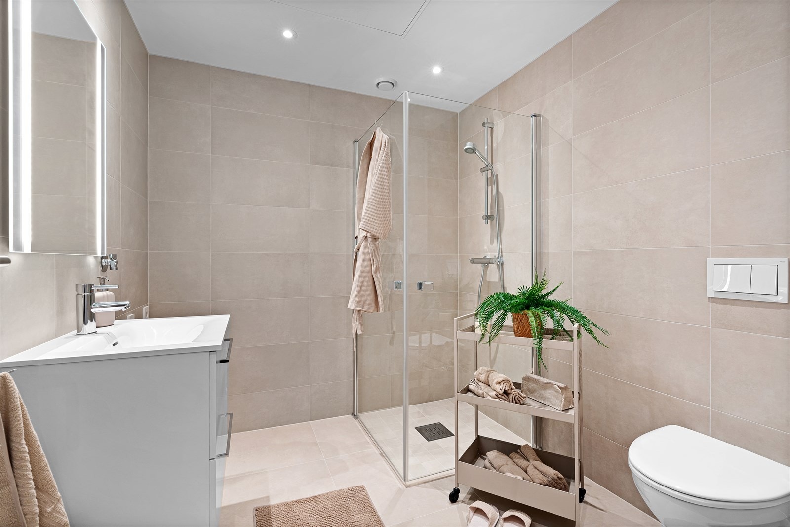 Romslig bad med opplegg for vaskemaskin Galleribilde