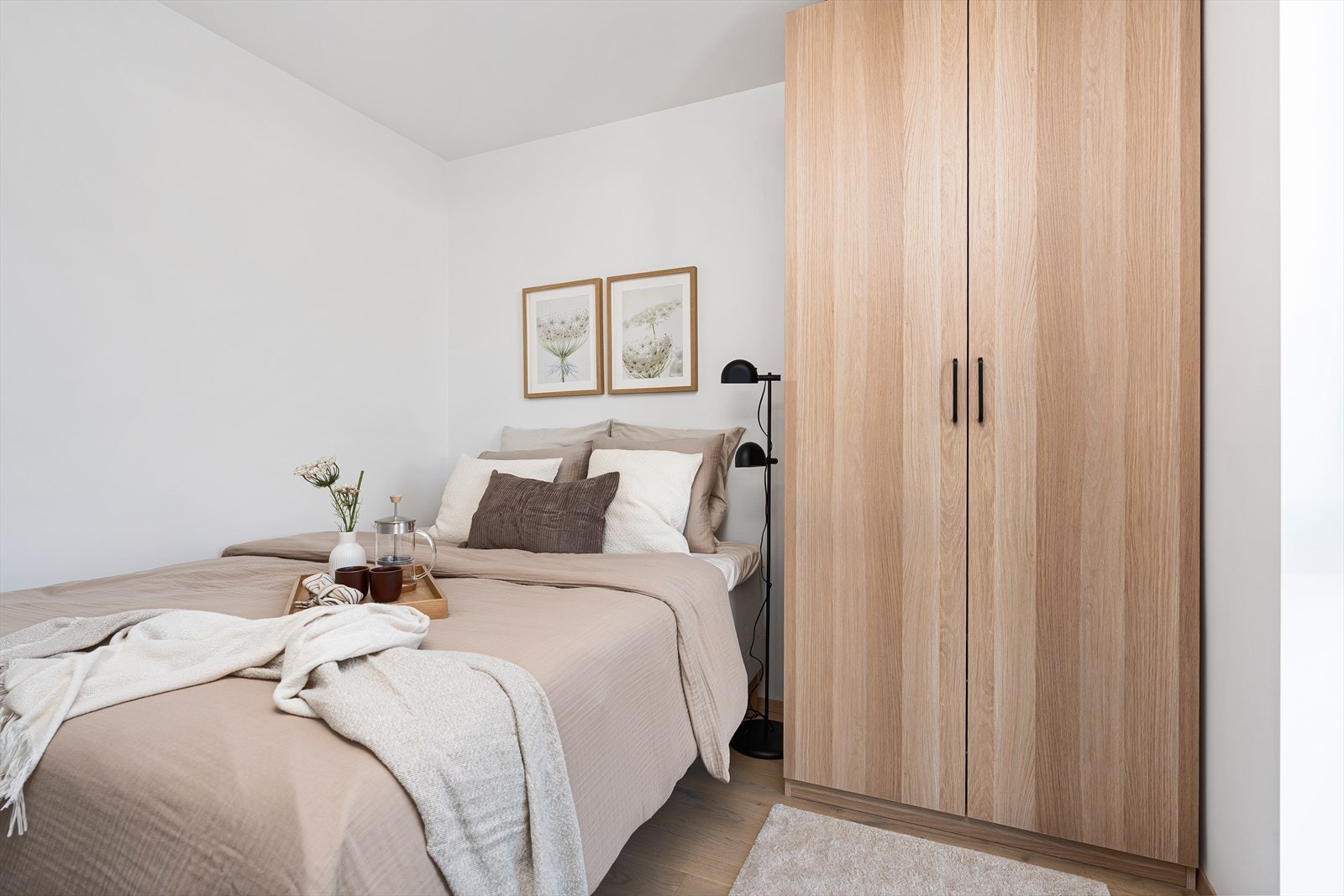 Soverommet har plass til garderobeskap Galleribilde
