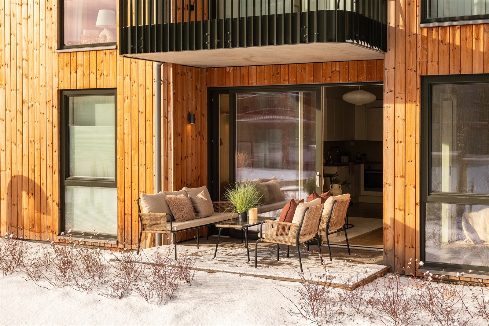 Den solrike markterrassen strekker seg over 8m², noe som gir god plass til ønsket møblering. Galleribilde