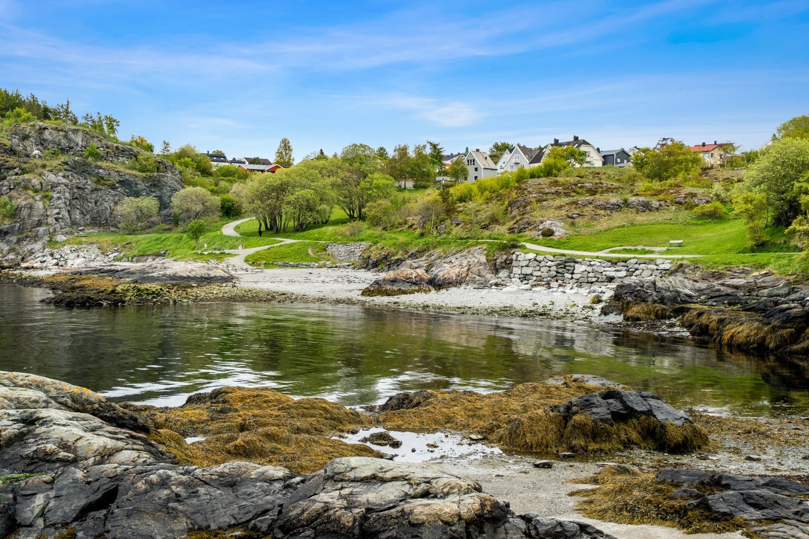 Korsvika er en populær badeplass ved Ladestien på Ladehalvøya. Området består av flere små viker med sand- og steinstrender, og egner seg godt for små barn. Like ved badeplassen finner du en ballplass og et lekeområde med huskestativ og sandkasse. Galleribilde