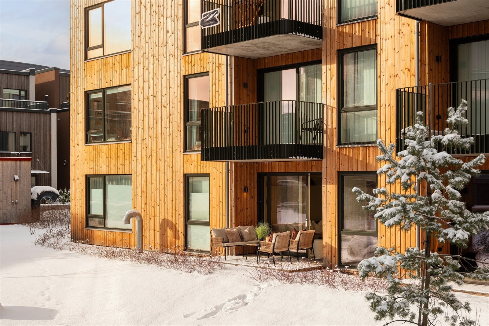 Den attraktive beliggenheten på Lade byr på umiddelbar nærhet til alt av servicefasiliteter som blant annet treningssenter, shoppingsenter, dagligvarer og turmuligheter på Ladestien. Galleribilde