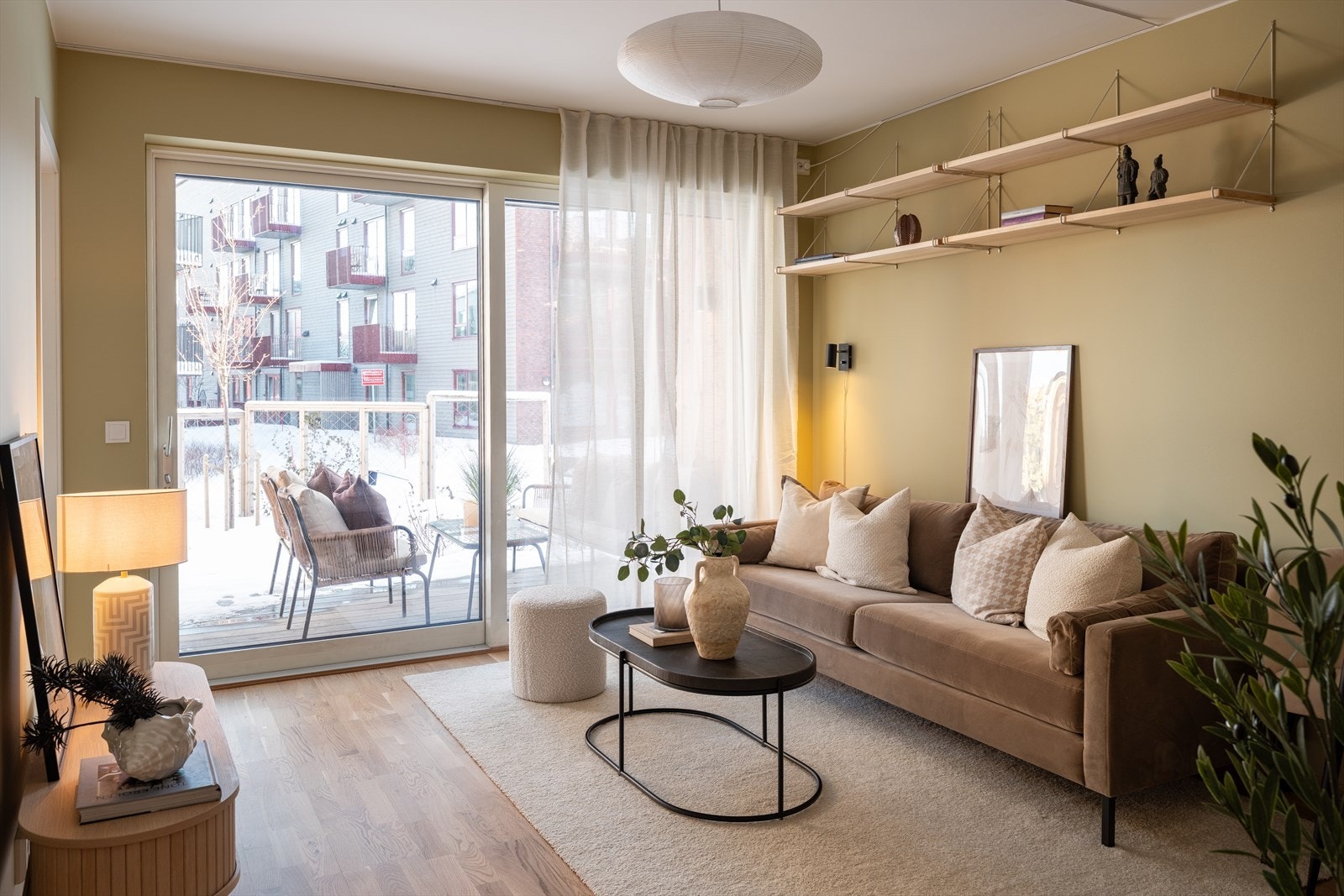 Leiligheten byr på åpen stue- og kjøkkenløsning, bad, markterrase, et soverom, innvendig bod og entré. Det medfølger også bod i kjeller for ekstra med lagringsplass. Galleribilde