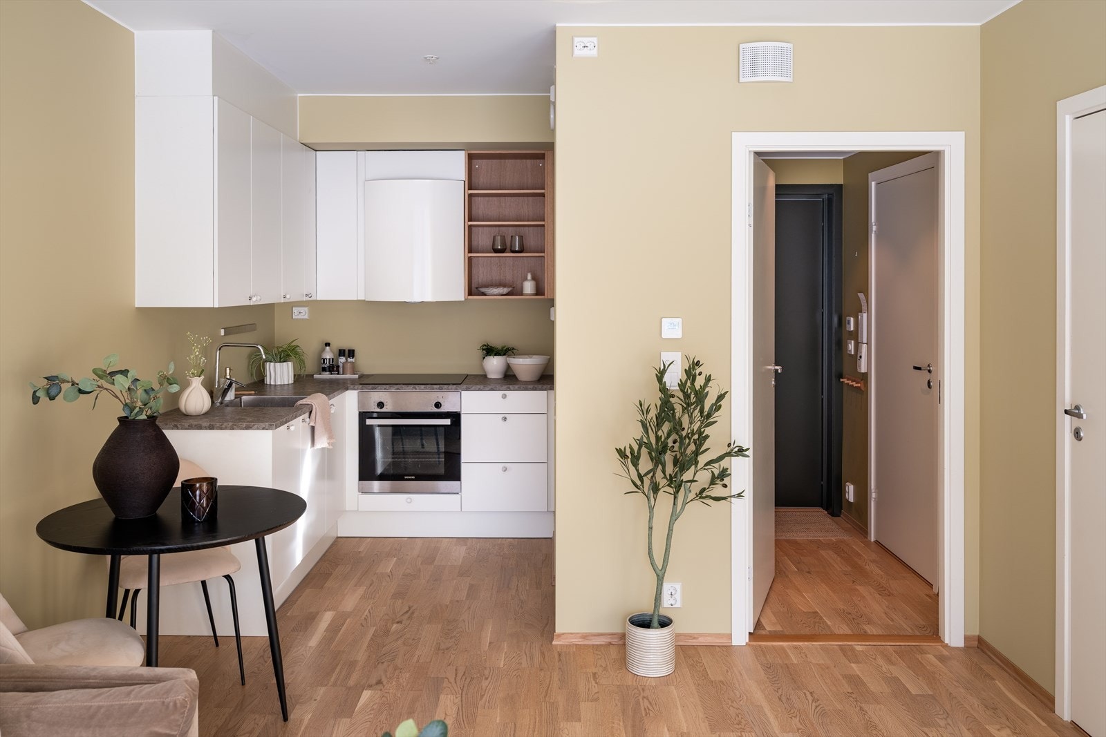 Etter dagens løsning får spiseseksjonen sin naturlige plassering mellom stuen og kjøkkenet. Galleribilde